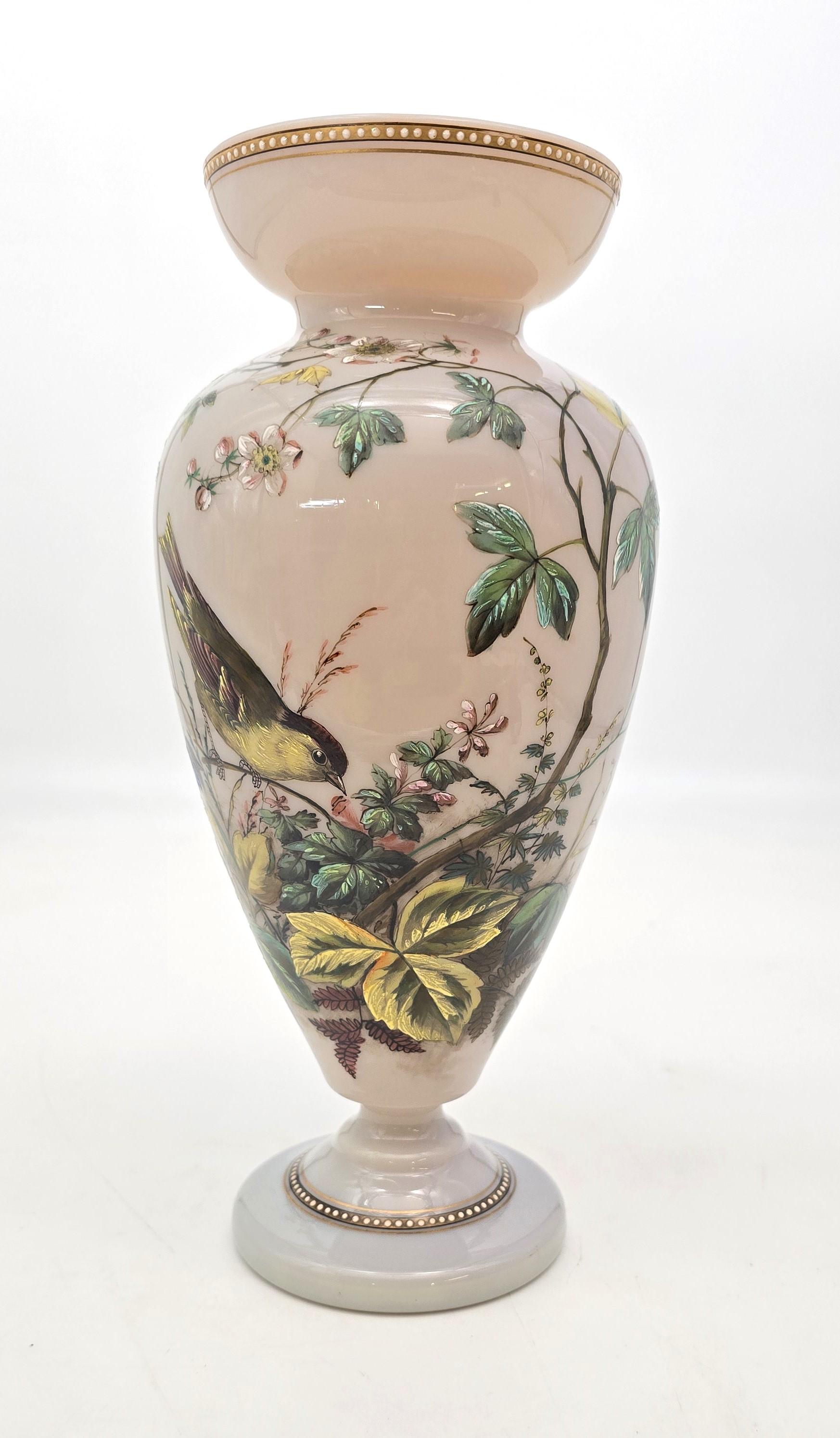 Vase anglais en verre et émail de qualité exposition, vers 1860.

Ce grand vase en verre émaillé très décoratif, de qualité exposition, est un superbe exemple.

Le vase est en verre gris pâle avec une teinte rosée et repose sur un pied évasé avec