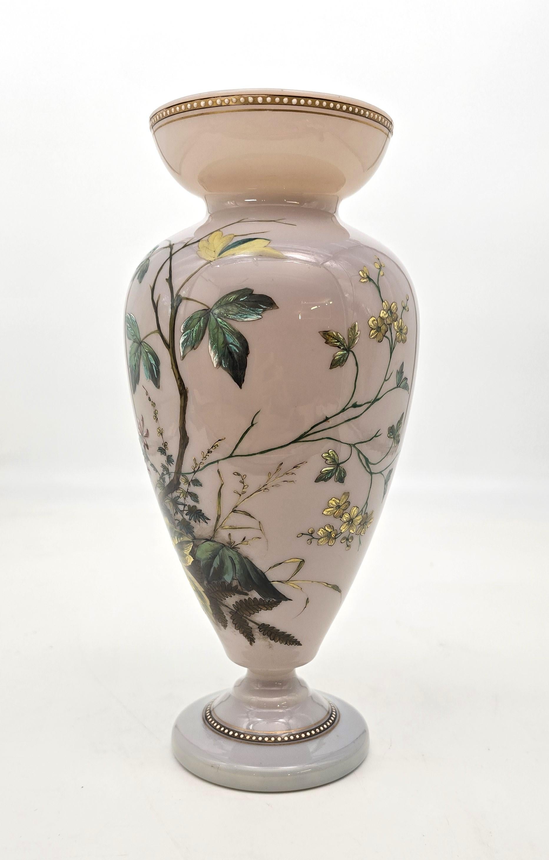 Britannique Grand vase anglais en verre émaillé de qualité exposition vers 1860 en vente