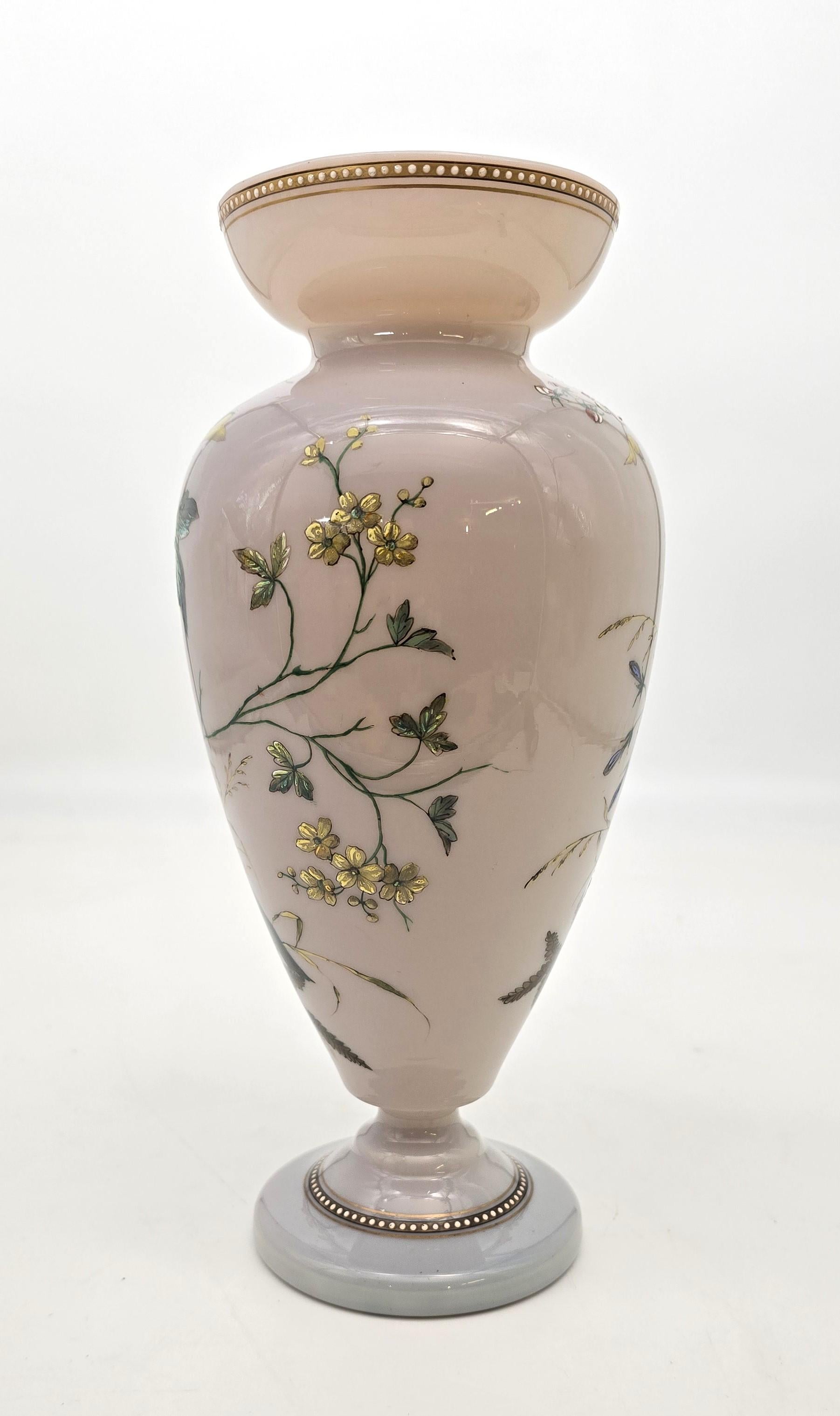 Émaillé Grand vase anglais en verre émaillé de qualité exposition vers 1860 en vente