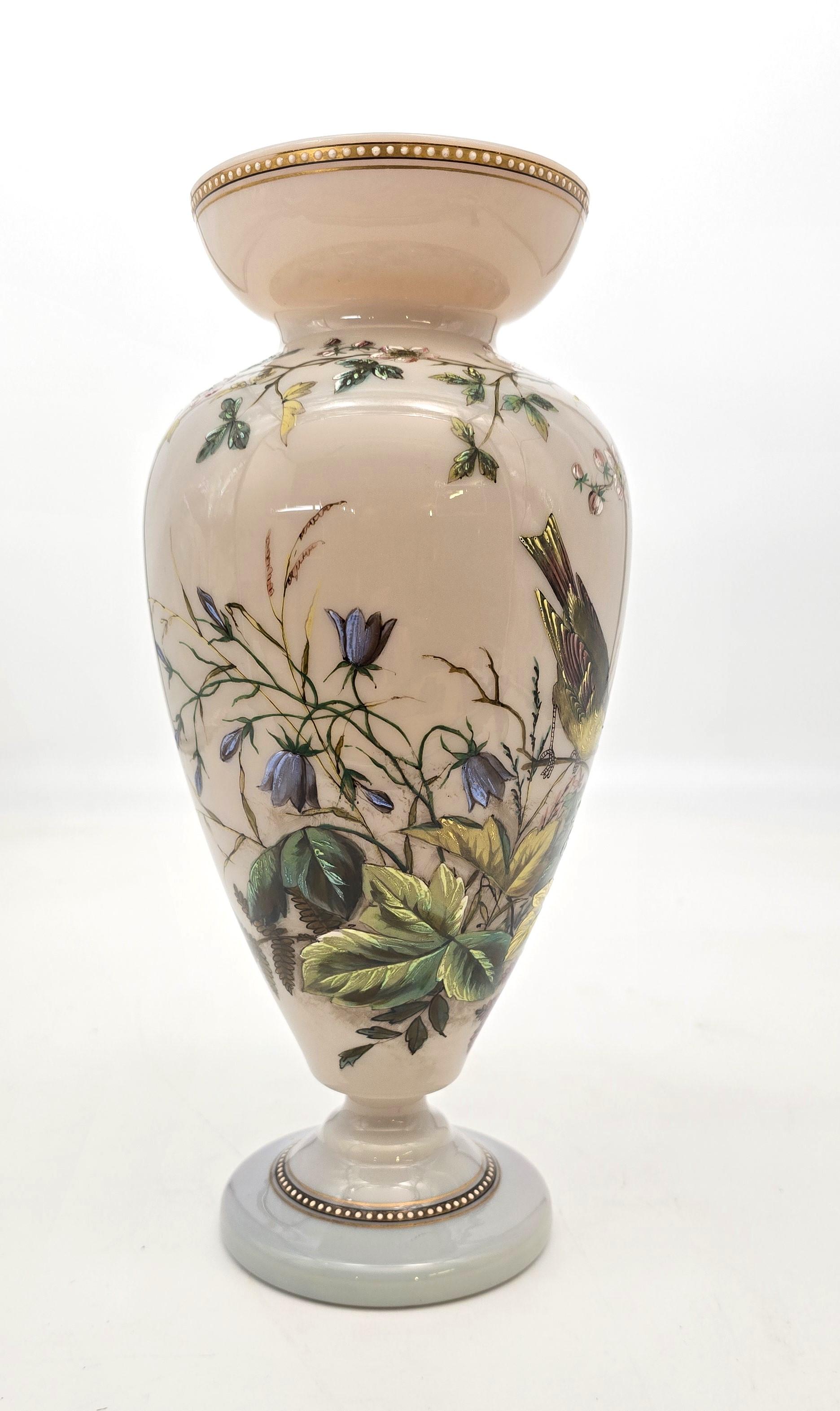 Verre Grand vase anglais en verre émaillé de qualité exposition vers 1860 en vente