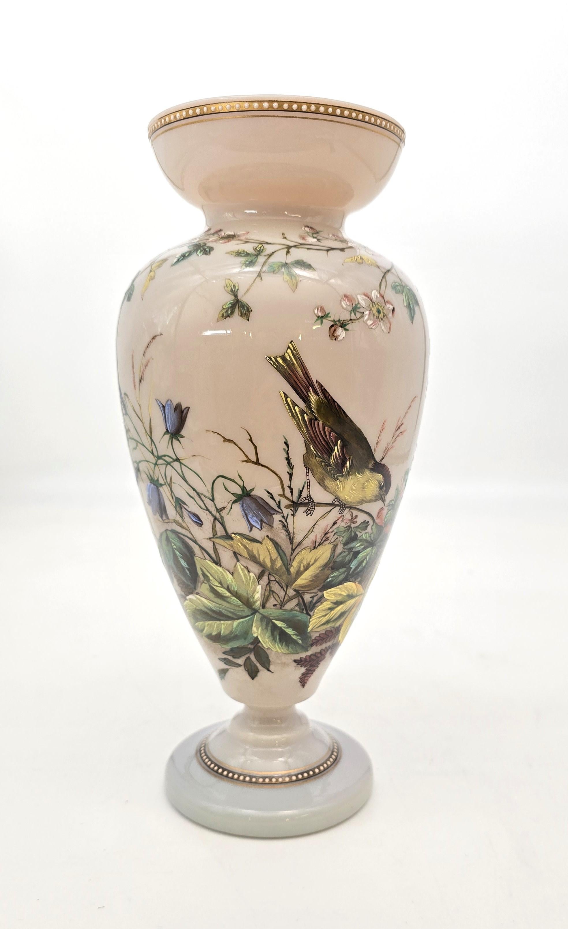Grand vase anglais en verre émaillé de qualité exposition vers 1860 en vente 1