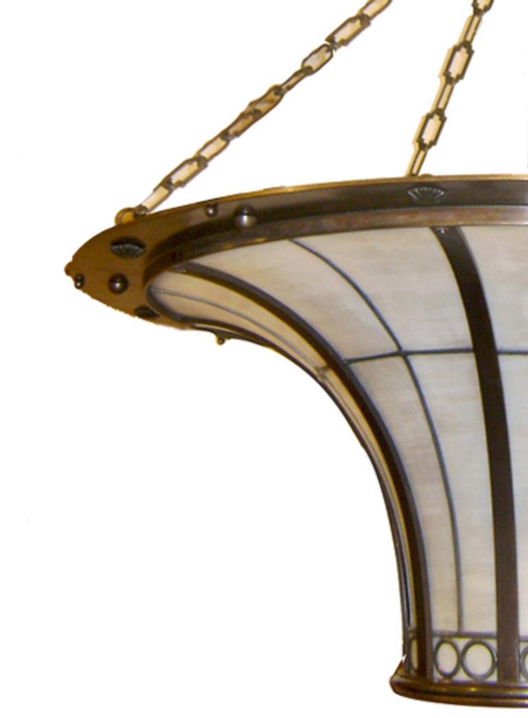 20ième siècle Grande lampe anglaise en verre plombé en vente