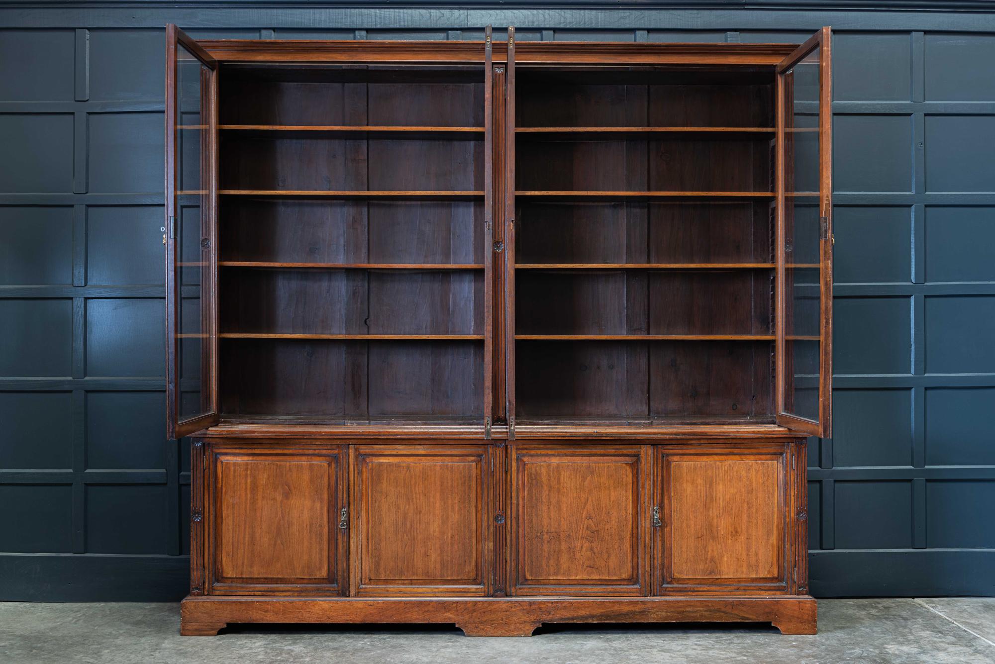 English large mahogany glazed country house bookcase, circa 1900.

Large mahogany glazed country house bookcase
Adjustable shelves and original locking key in 5 sections (Plinth, base, x2 cabinets and cornice.)

Measures: Base W 243 x D 44 x H