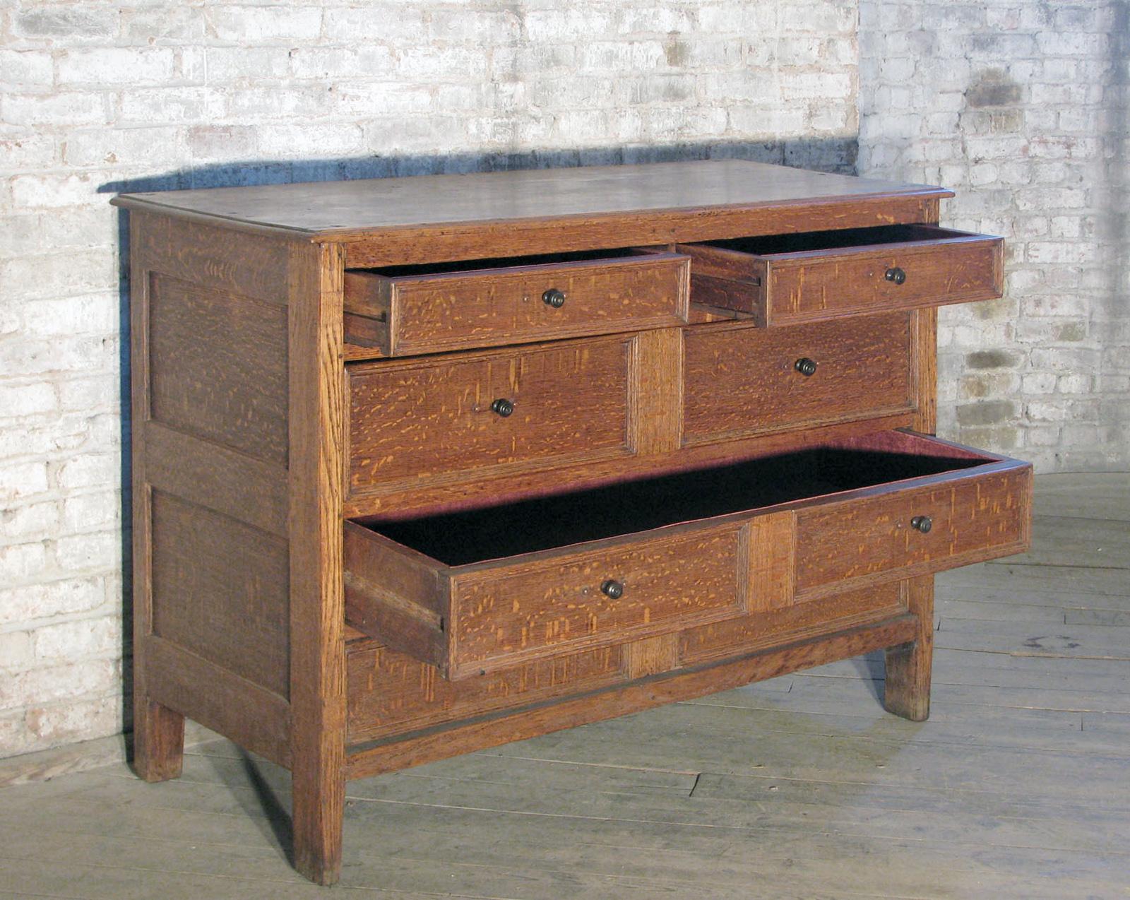 English late 17th Century Blond Oak commode / Chest of Drawers In Good Condition For Sale In Troy, NY