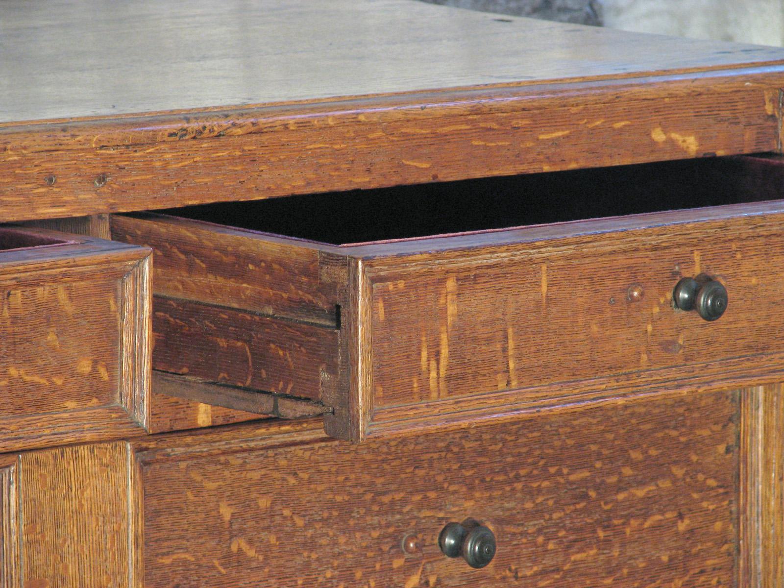 Commode / Commode à tiroirs en chêne blond anglaise de la fin du 17e siècle Bon état - En vente à Troy, NY