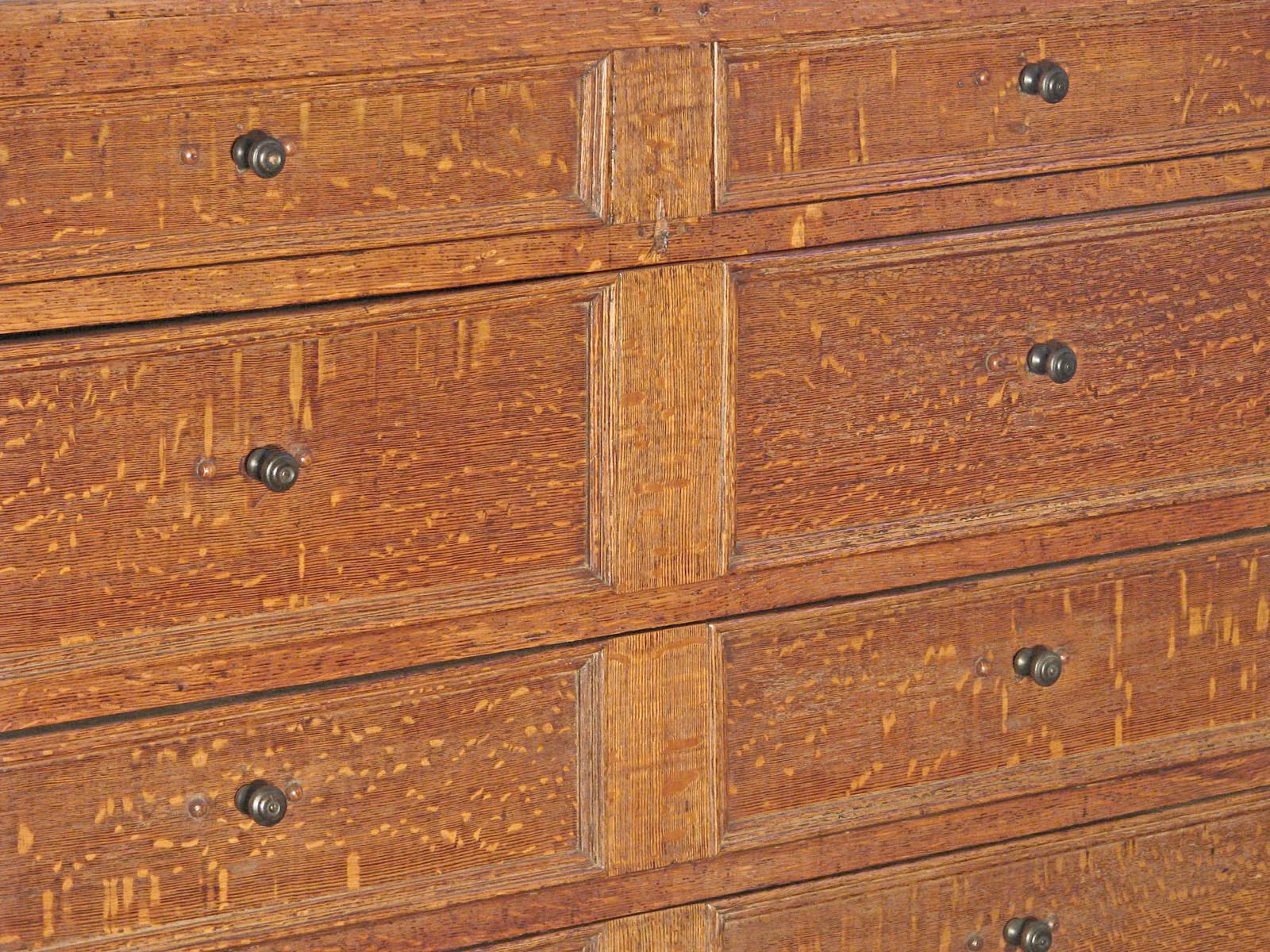 17ème siècle Commode / Commode à tiroirs en chêne blond anglaise de la fin du 17e siècle en vente