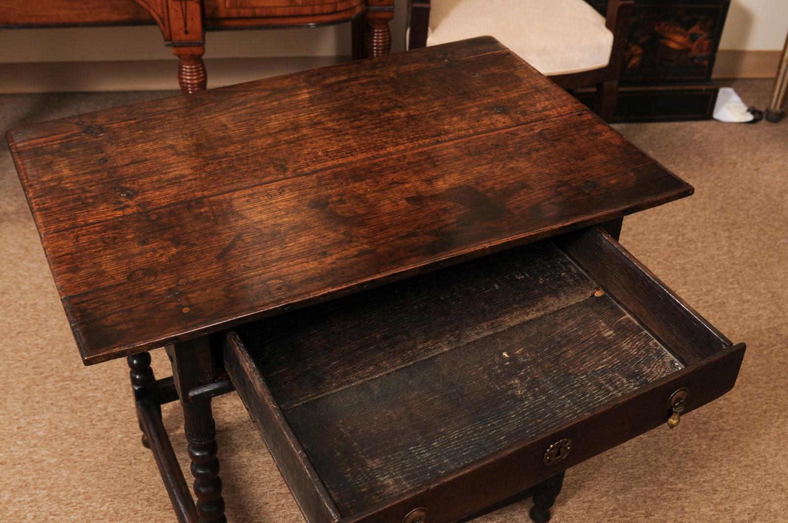 English Late 17th Century Bobbin Turned Oak Side Table with Drawer For Sale 1