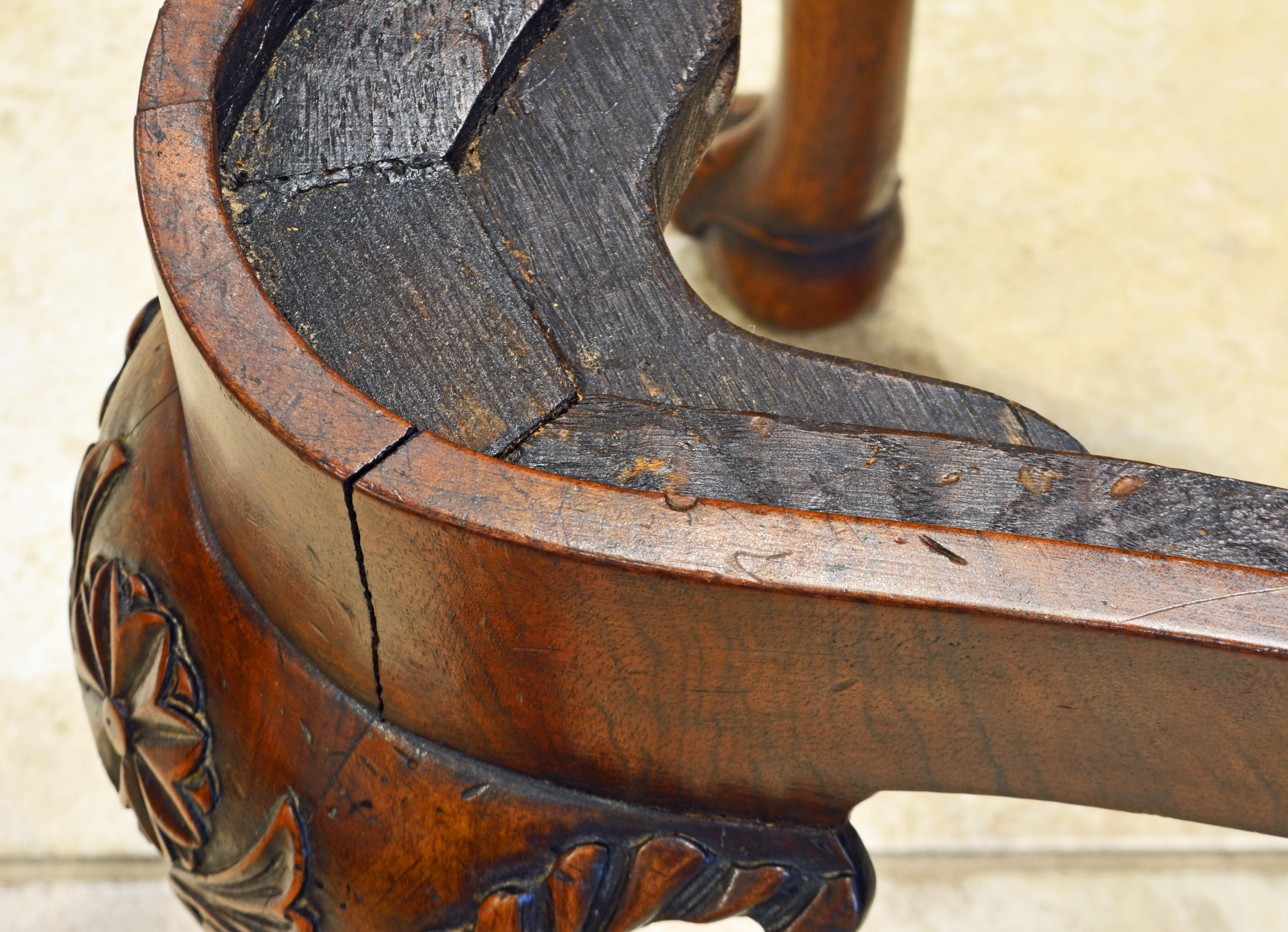 English Late 18th Century Carved Chippendale Bench with Claw and Ball feet 4