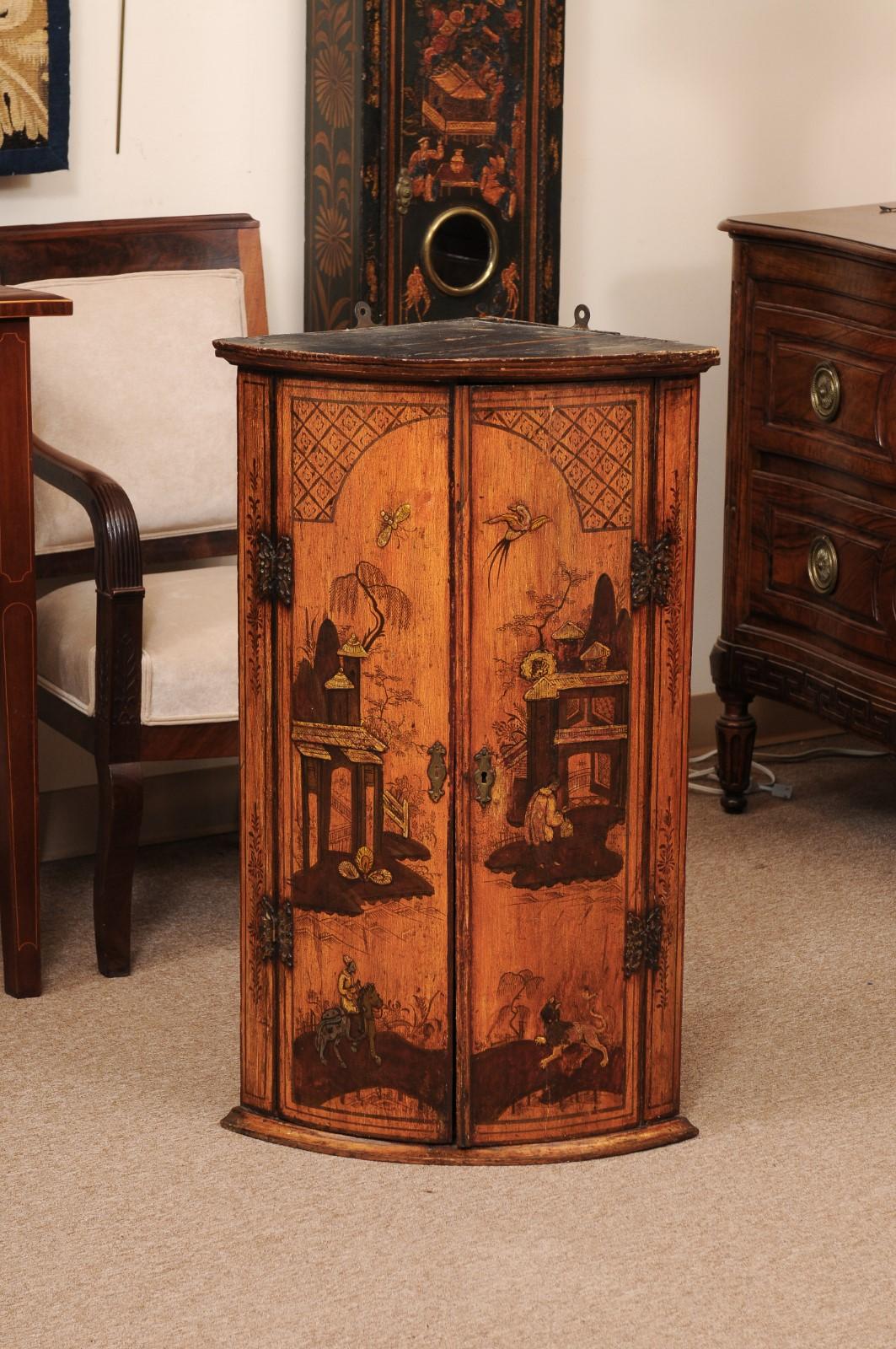 Englischer Chinoiserie-Eckschrank aus dem späten 18. Jahrhundert mit ockerfarbenem Lack im Zustand „Relativ gut“ im Angebot in Atlanta, GA