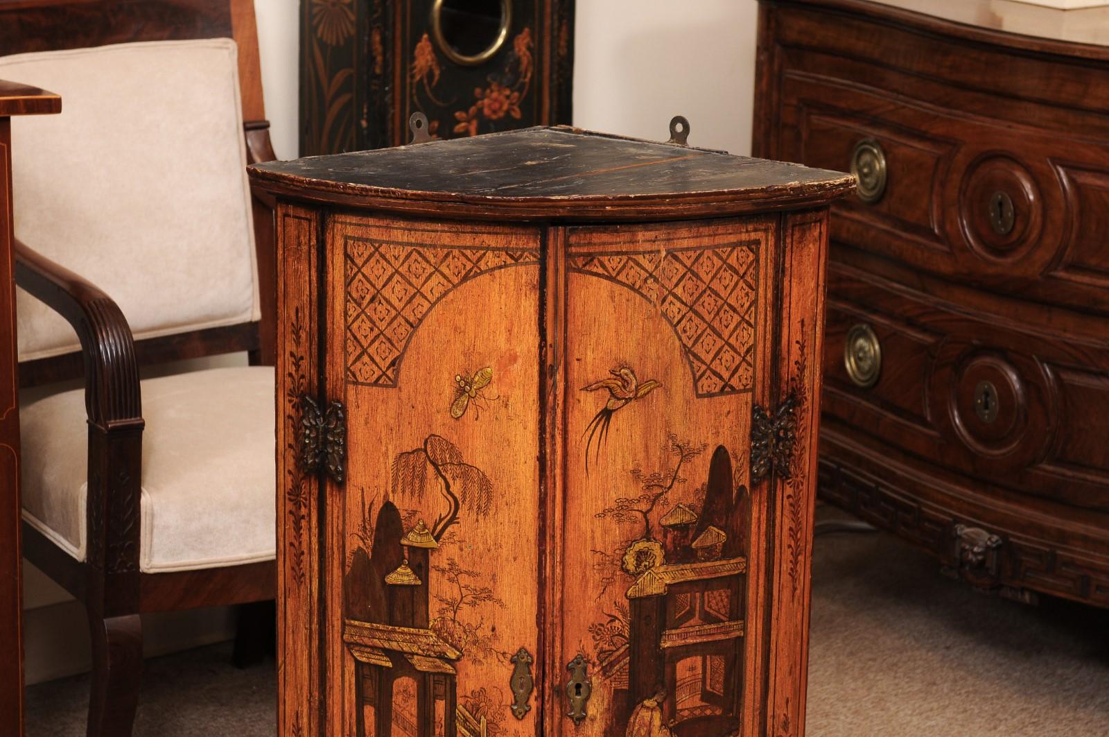 Englischer Chinoiserie-Eckschrank aus dem späten 18. Jahrhundert mit ockerfarbenem Lack (18. Jahrhundert und früher) im Angebot