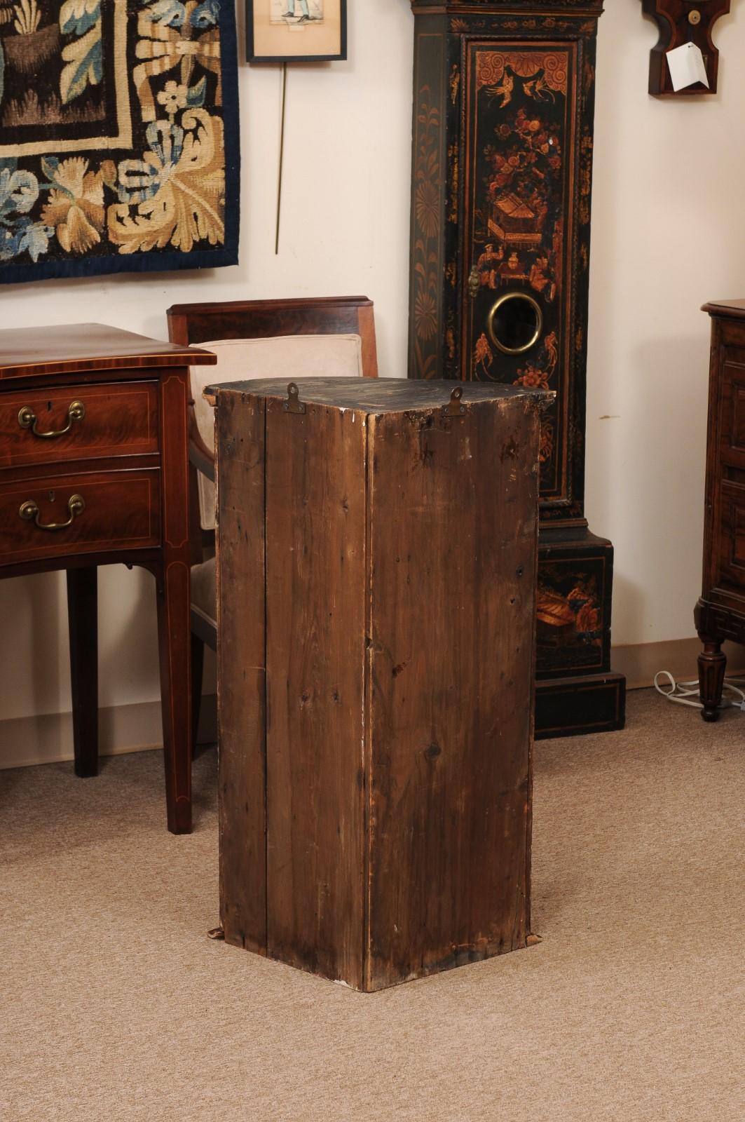Englischer Chinoiserie-Eckschrank aus dem späten 18. Jahrhundert mit ockerfarbenem Lack im Angebot 4