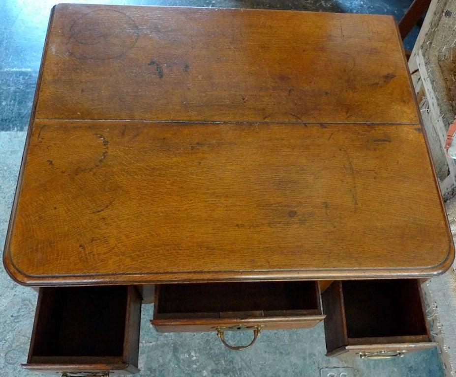 English Late 18th Century Queen Anne Low-Boy End Table with Three Small Drawers For Sale 1