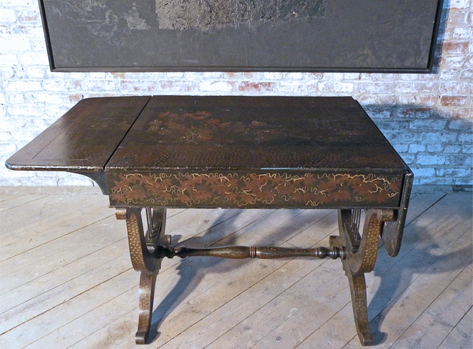 Table de canapé anglaise en laque noire de la fin du XIXe siècle avec décoration de chinoiserie en vente 2