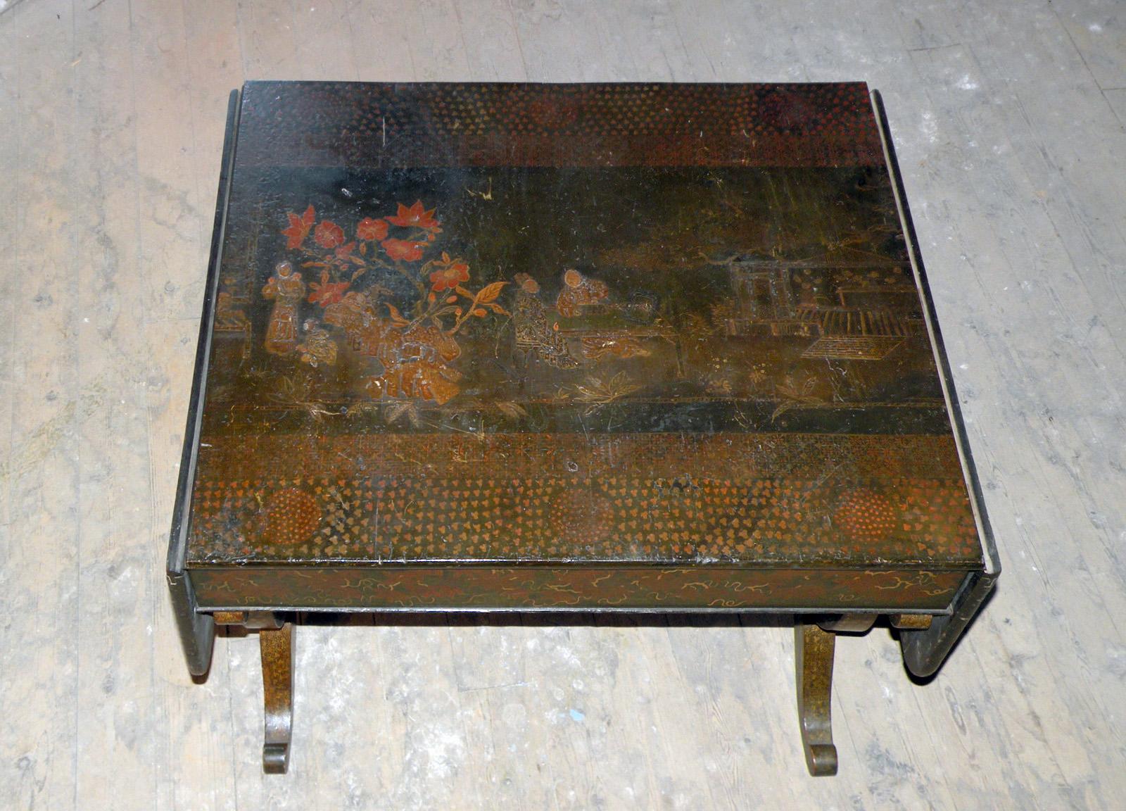 Table de canapé anglaise en laque noire de la fin du XIXe siècle avec décoration de chinoiserie en vente 3