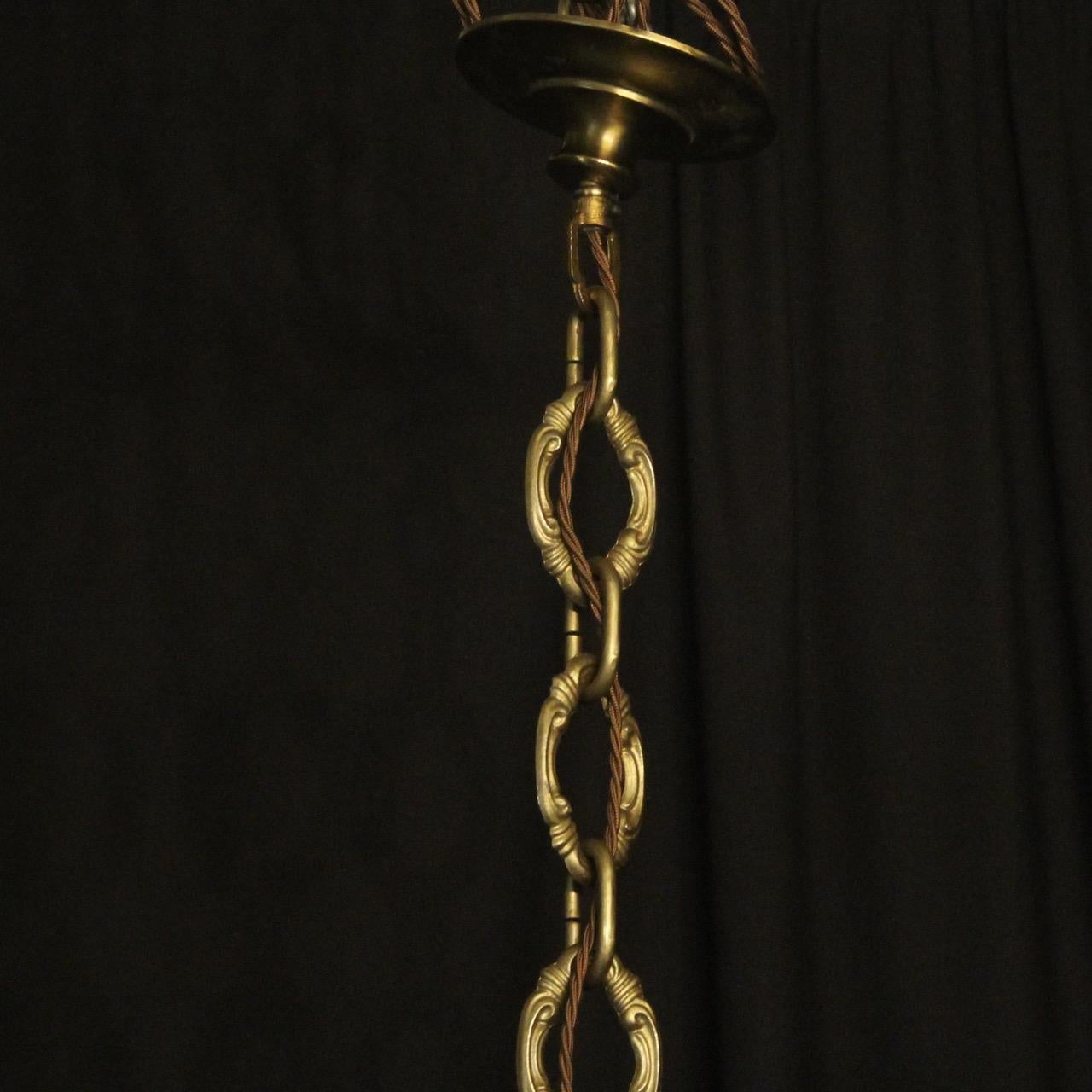 English Late 19th Century Gilded Cherub Bronze Eight-Light Antique Chandelier For Sale 4