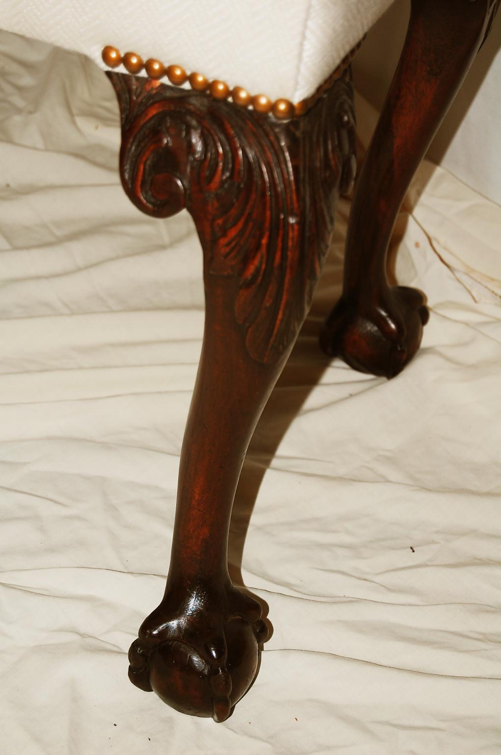Englischer Hocker aus Mahagoni im Chippendale-Stil des späten 19. Jahrhunderts mit geschnitzten Cabrole-Beinen im Zustand „Gut“ im Angebot in Wells, ME