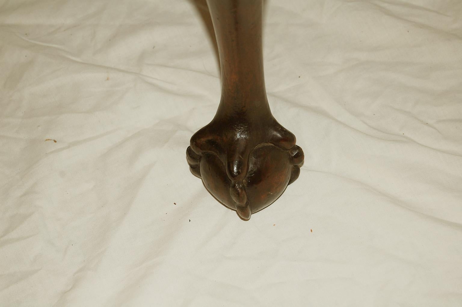 Englischer Hocker aus Mahagoni im Chippendale-Stil des späten 19. Jahrhunderts mit geschnitzten Cabrole-Beinen (Stoff) im Angebot