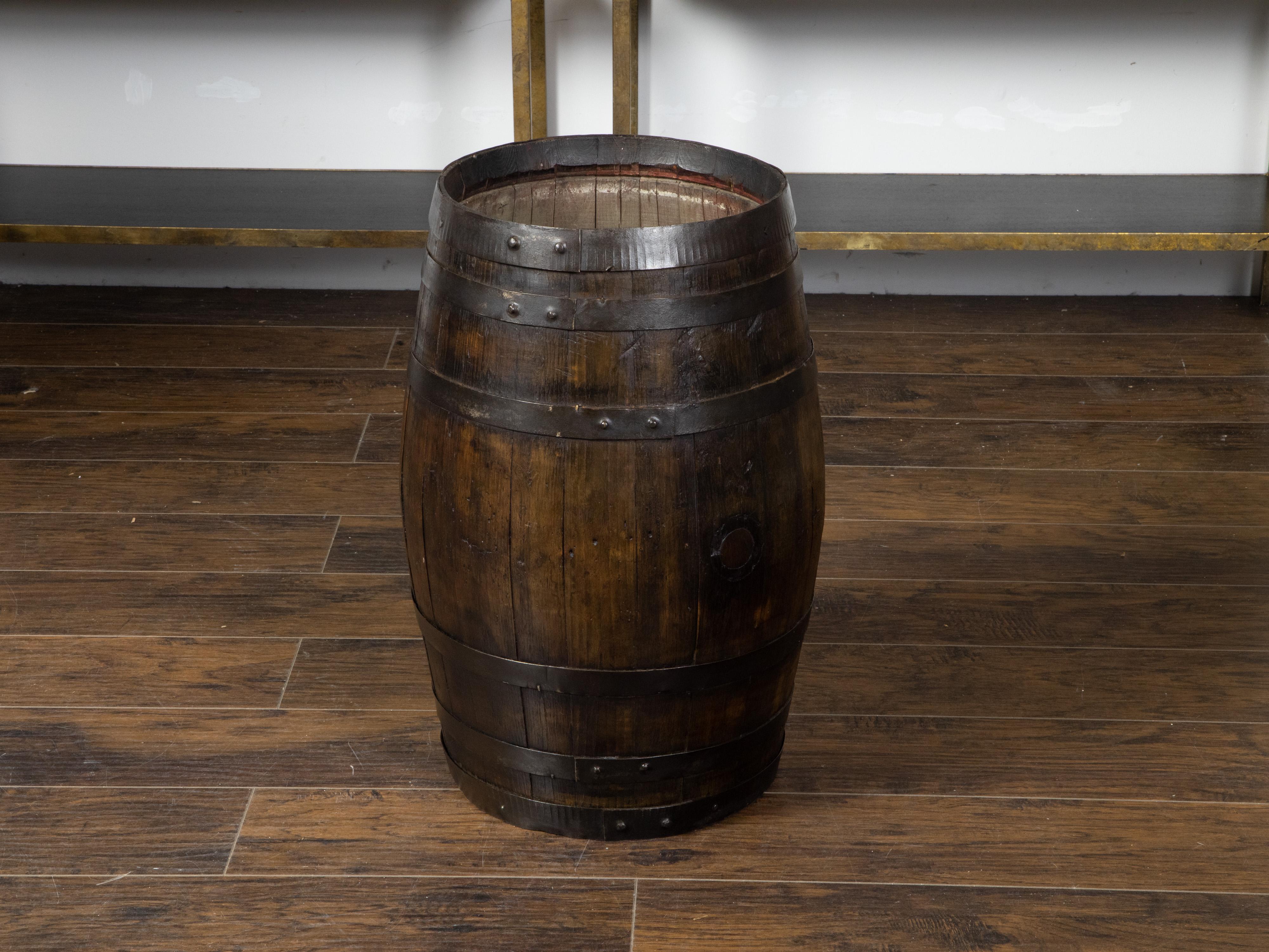 English Late 19th Century Oak Barrel with Iron Braces and Dark Patina In Good Condition For Sale In Atlanta, GA