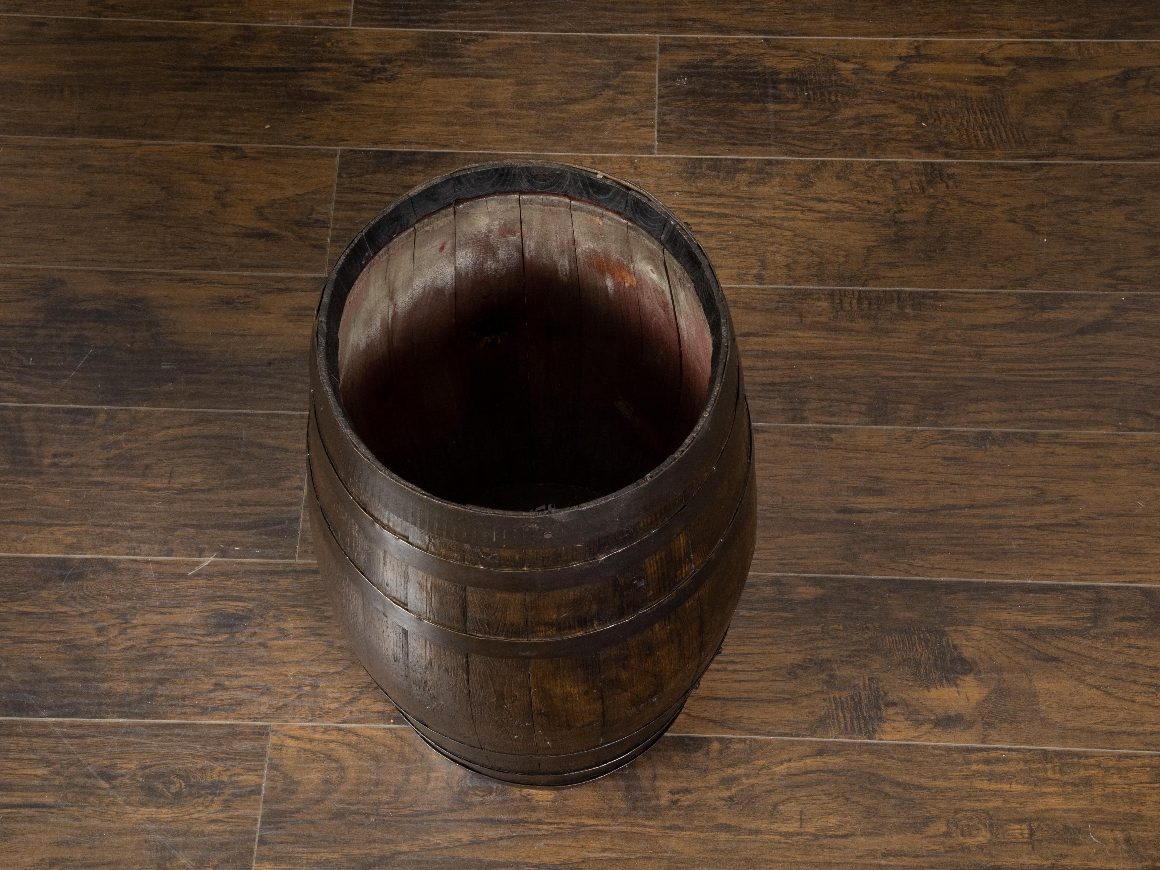 English Late 19th Century Oak Barrel with Iron Braces and Dark Patina For Sale 1