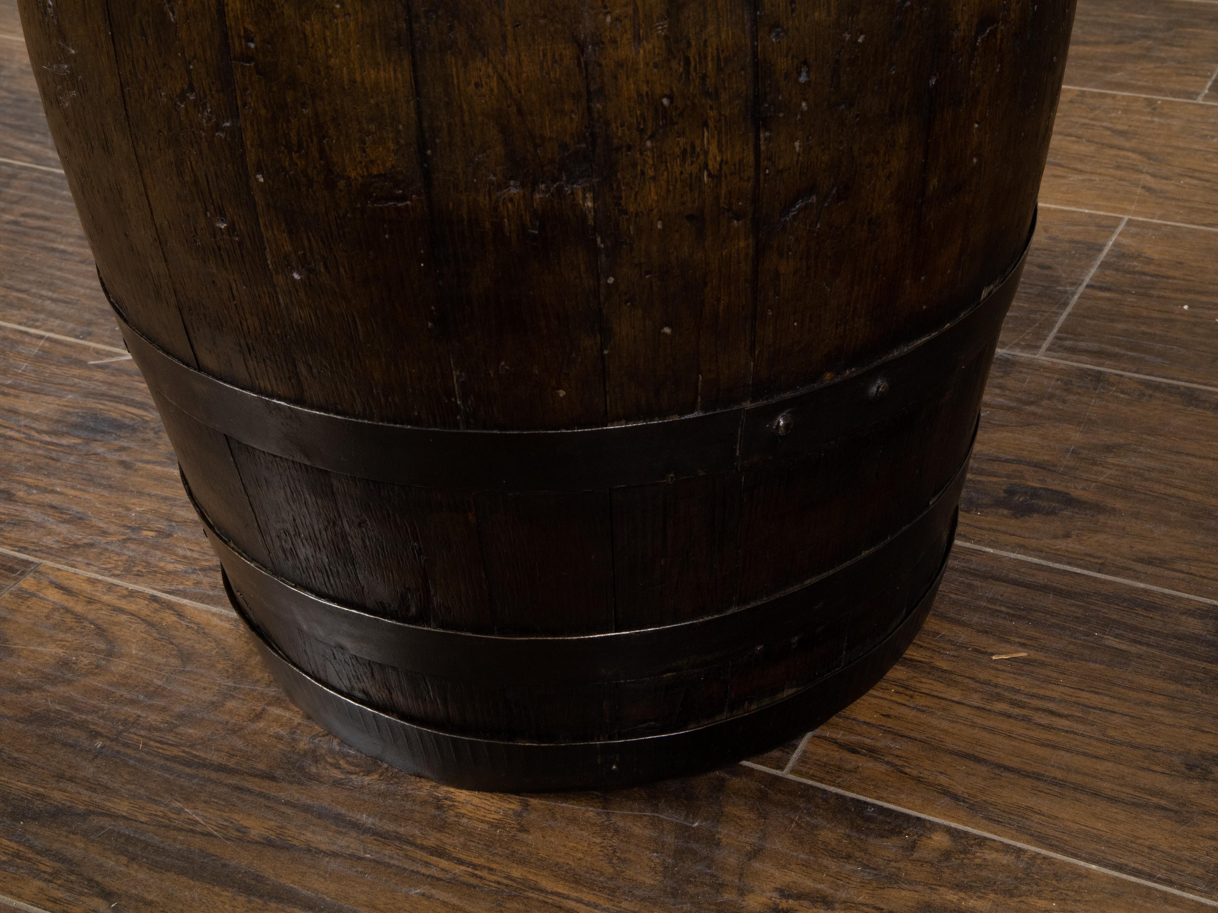 English Late 19th Century Oak Barrel with Iron Braces and Dark Patina For Sale 4