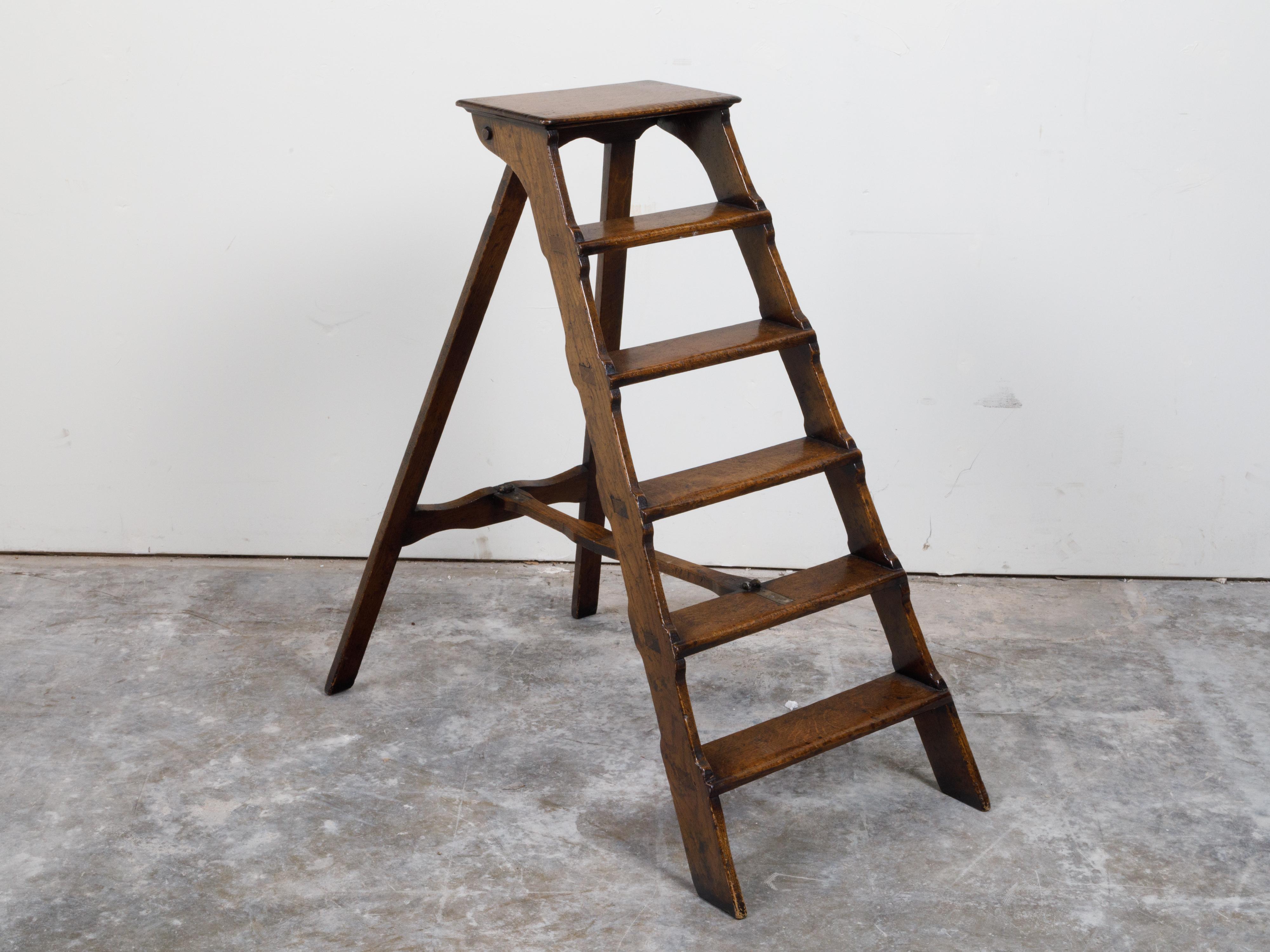 English Late 19th Century Oak Five Steps Ladder with Brown Patina In Good Condition For Sale In Atlanta, GA