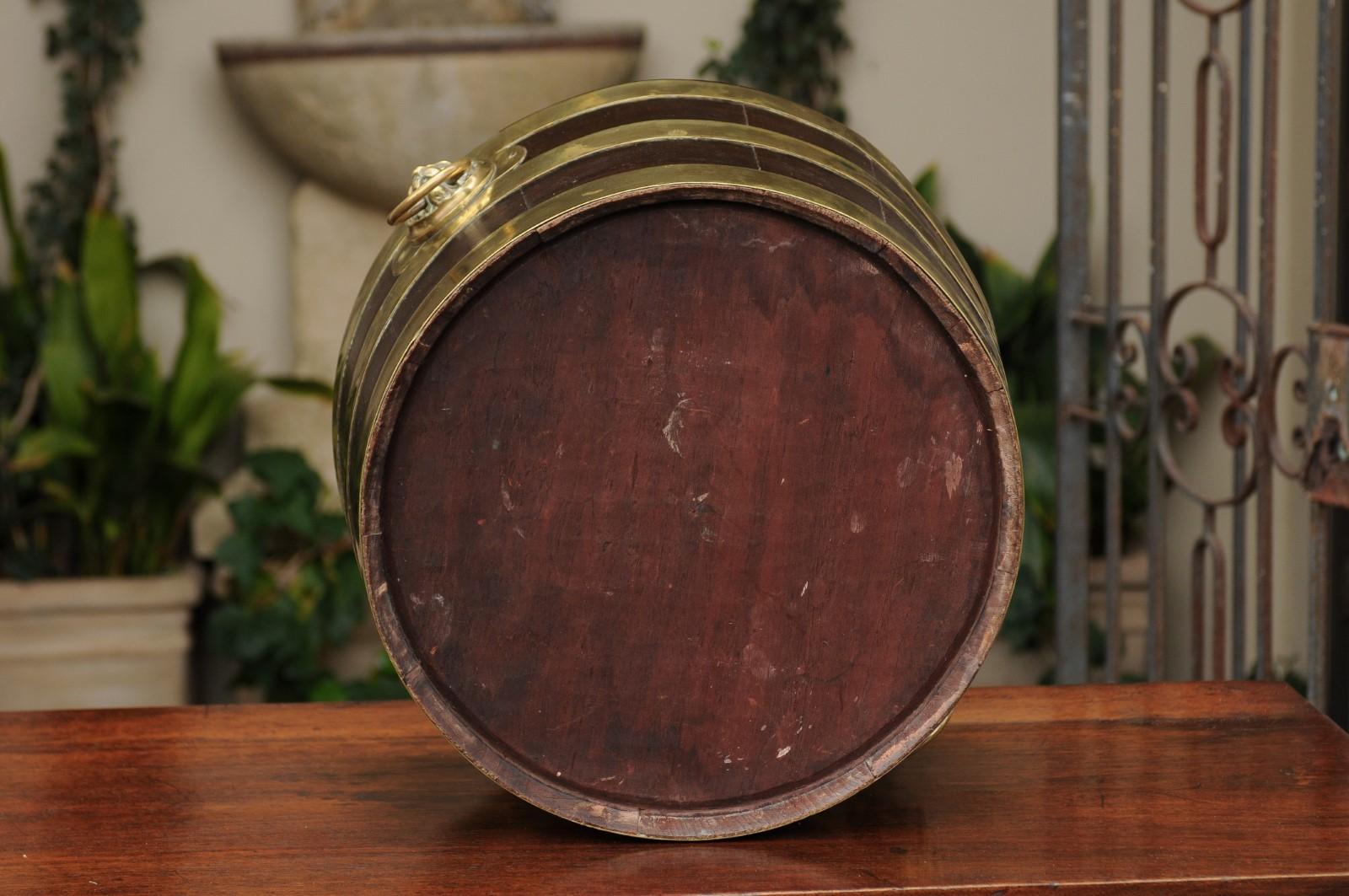 English Late 19th Century Oak Wine Cooler with Brass Accents and Lion Handles For Sale 8