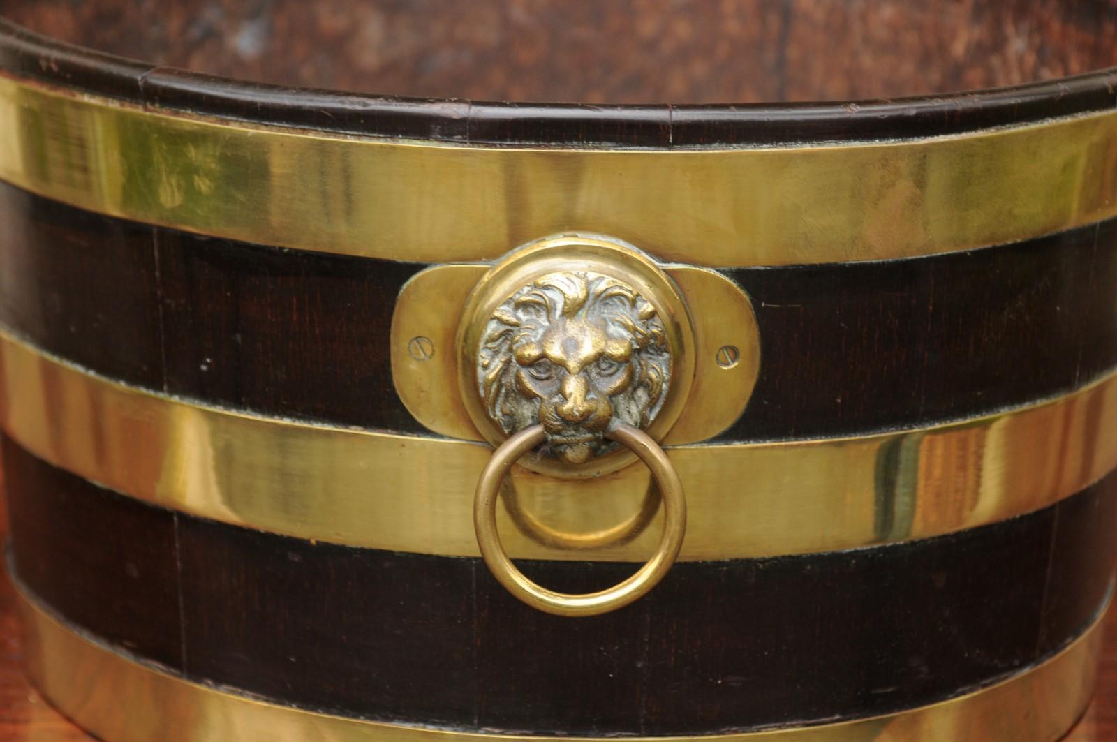 English Late 19th Century Oak Wine Cooler with Brass Accents and Lion Handles For Sale 3