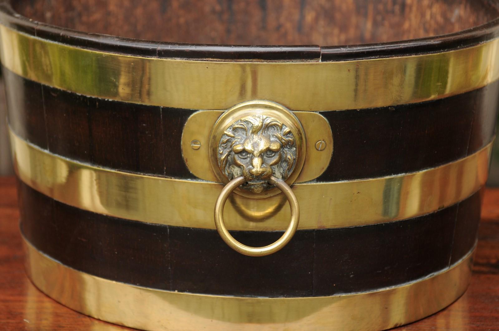English Late 19th Century Oak Wine Cooler with Brass Accents and Lion Handles For Sale 6