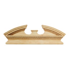 Pedimentro ad arco spezzato in legno dipinto della fine del XIX secolo con chiave greca