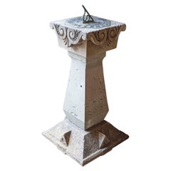 Englischer Sundial aus dem späten 19. Jahrhundert mit geschnitzter Platte aus Kalkstein und Bronze