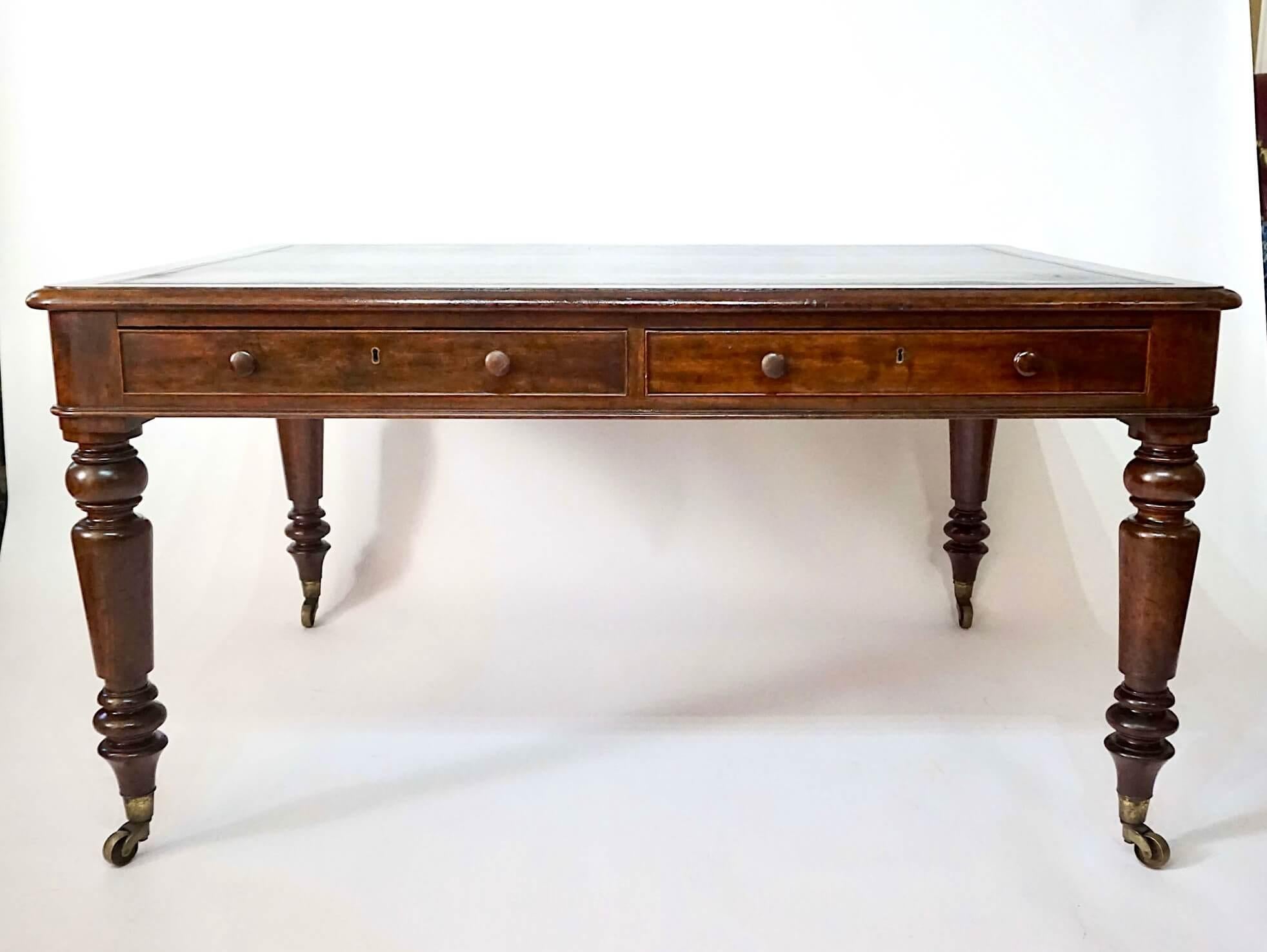 Eine englische, George IV / William IV, späten Regentschaft Zeit massivem Mahagoni zweiseitigen Bibliothek Schreibtisch von rechteckiger Form und seltene Skala, die tooled-edge dunkelgrau Leder oben über lange Schürzen auf beiden Seiten mit Banken