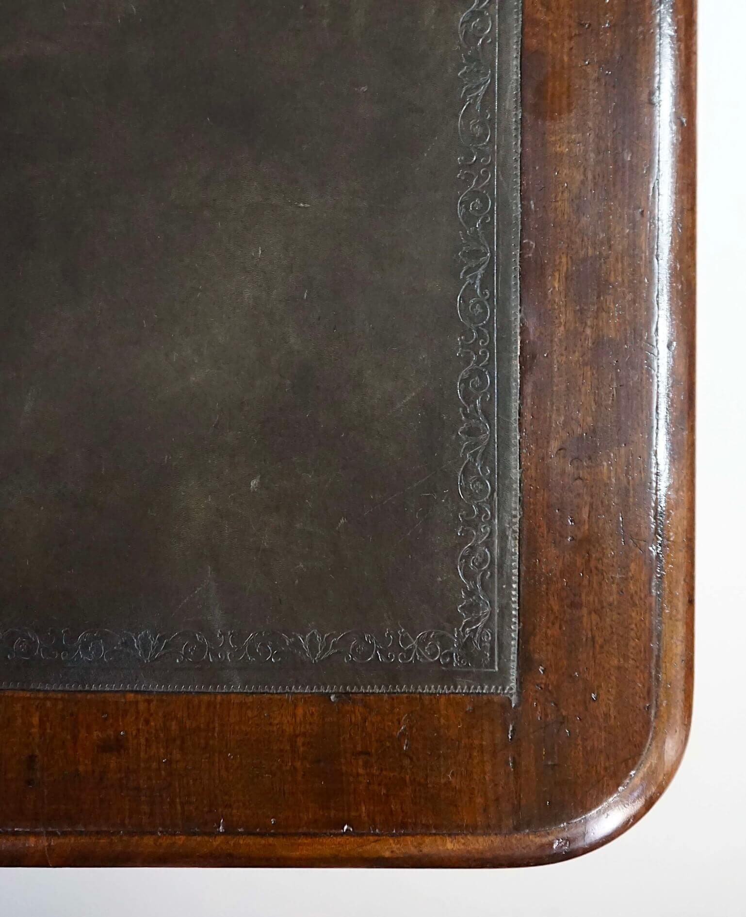 Englischer doppelseitiger Bibliothekstisch aus Mahagoni im späten Regency-Stil, um 1830 (Leder) im Angebot