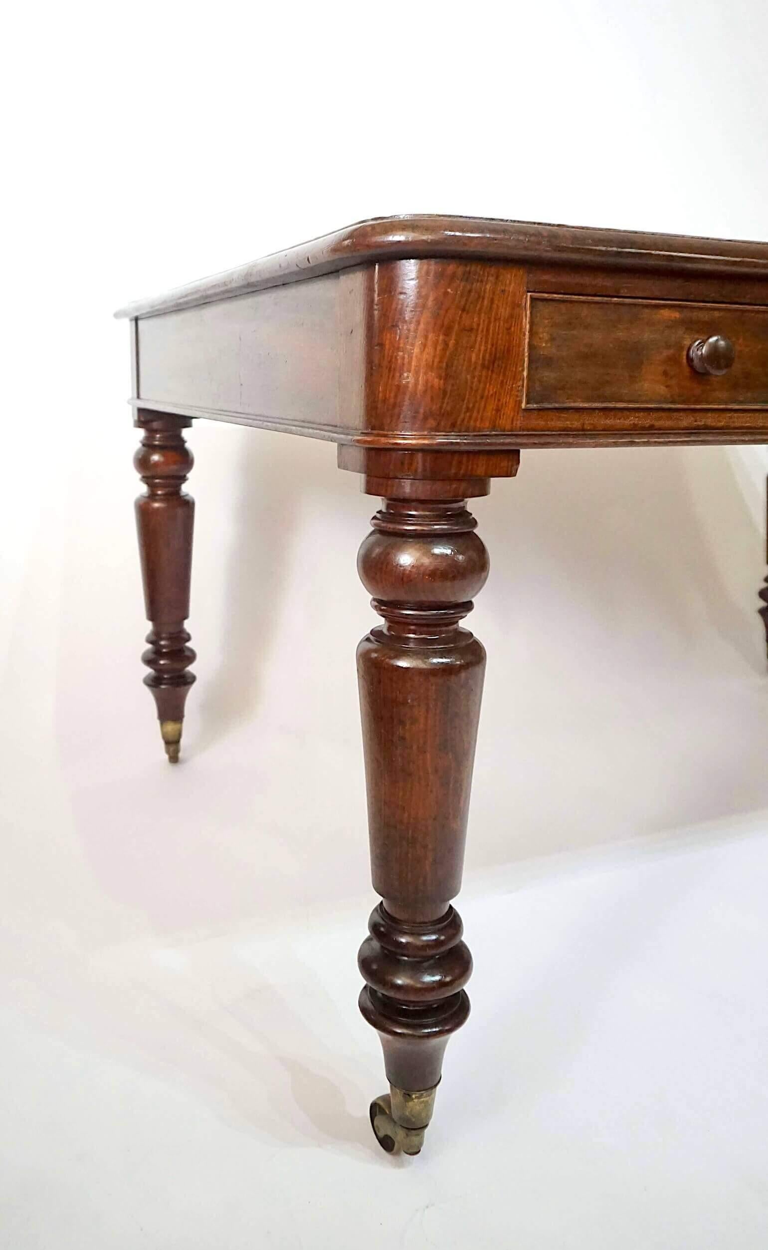Englischer doppelseitiger Bibliothekstisch aus Mahagoni im späten Regency-Stil, um 1830 im Angebot 1