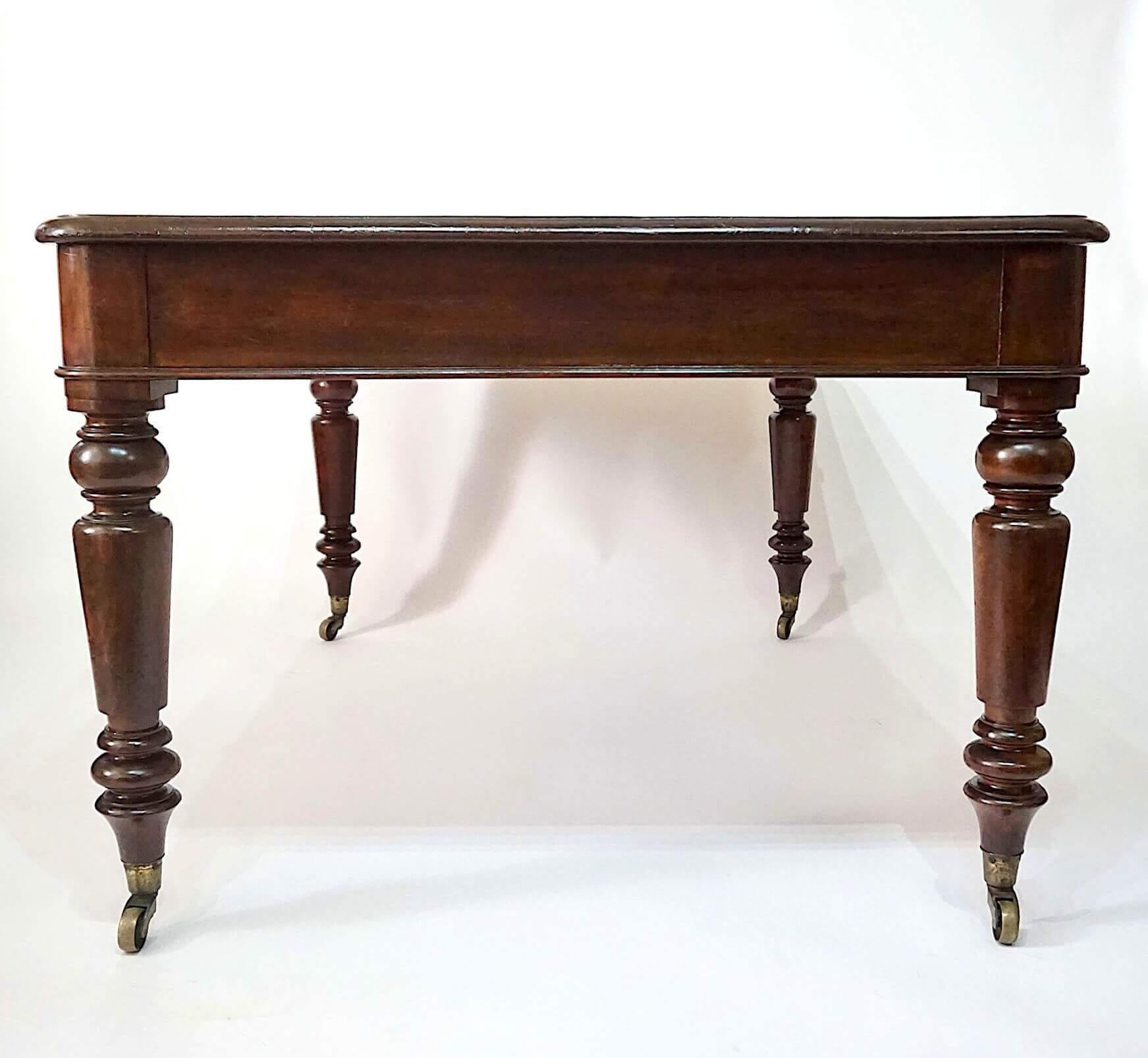 Englischer doppelseitiger Bibliothekstisch aus Mahagoni im späten Regency-Stil, um 1830 im Angebot 2