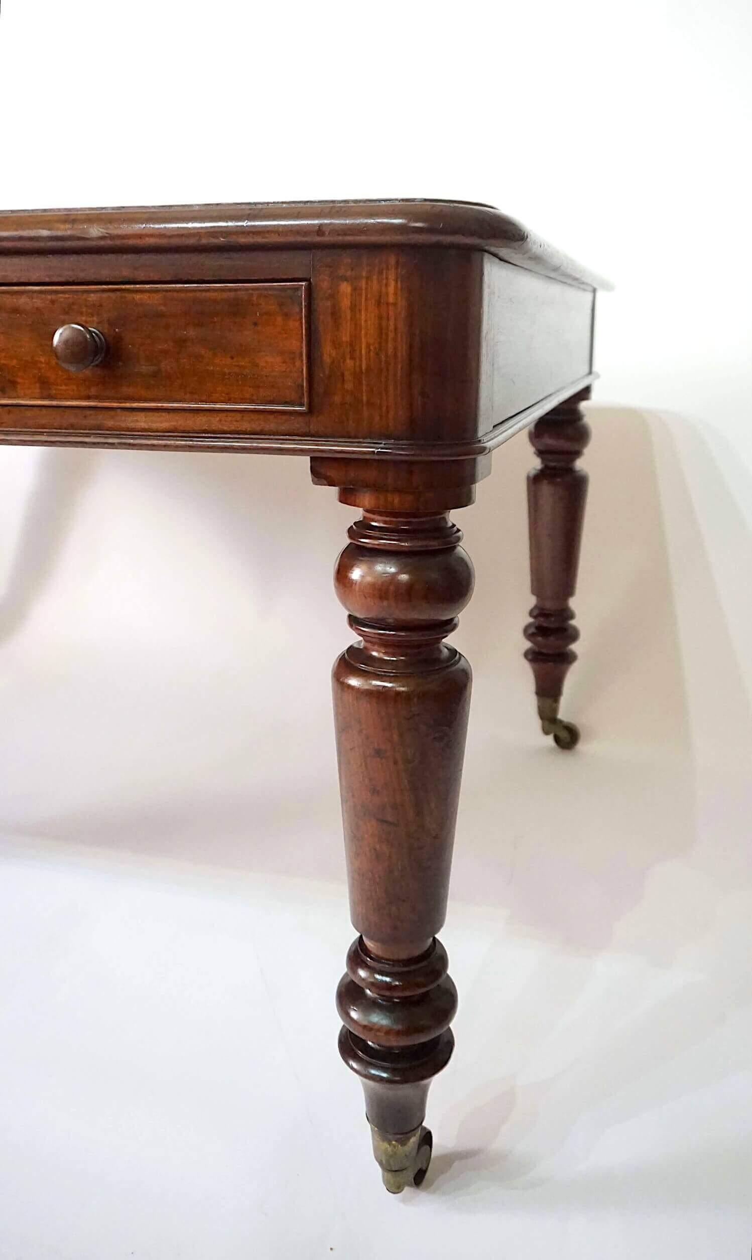 Englischer doppelseitiger Bibliothekstisch aus Mahagoni im späten Regency-Stil, um 1830 im Angebot 3