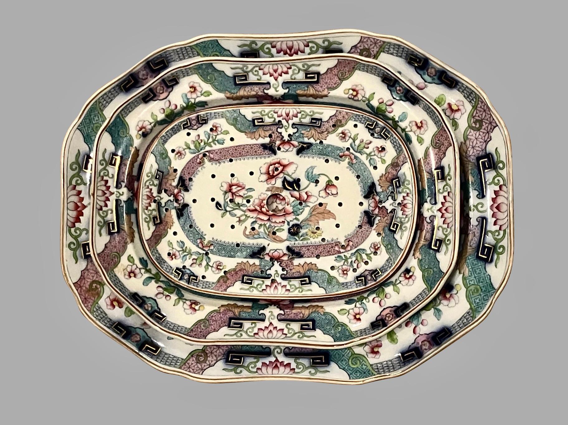  Preciosa agrupación de 3 piezas de fuentes inglesas con motivos chinos Imari de Spode tardía en tamaños graduados, que incluye un colador con inserción perforada. La agrupación está elaborada  decorado con un motivo floral central en rosas y
