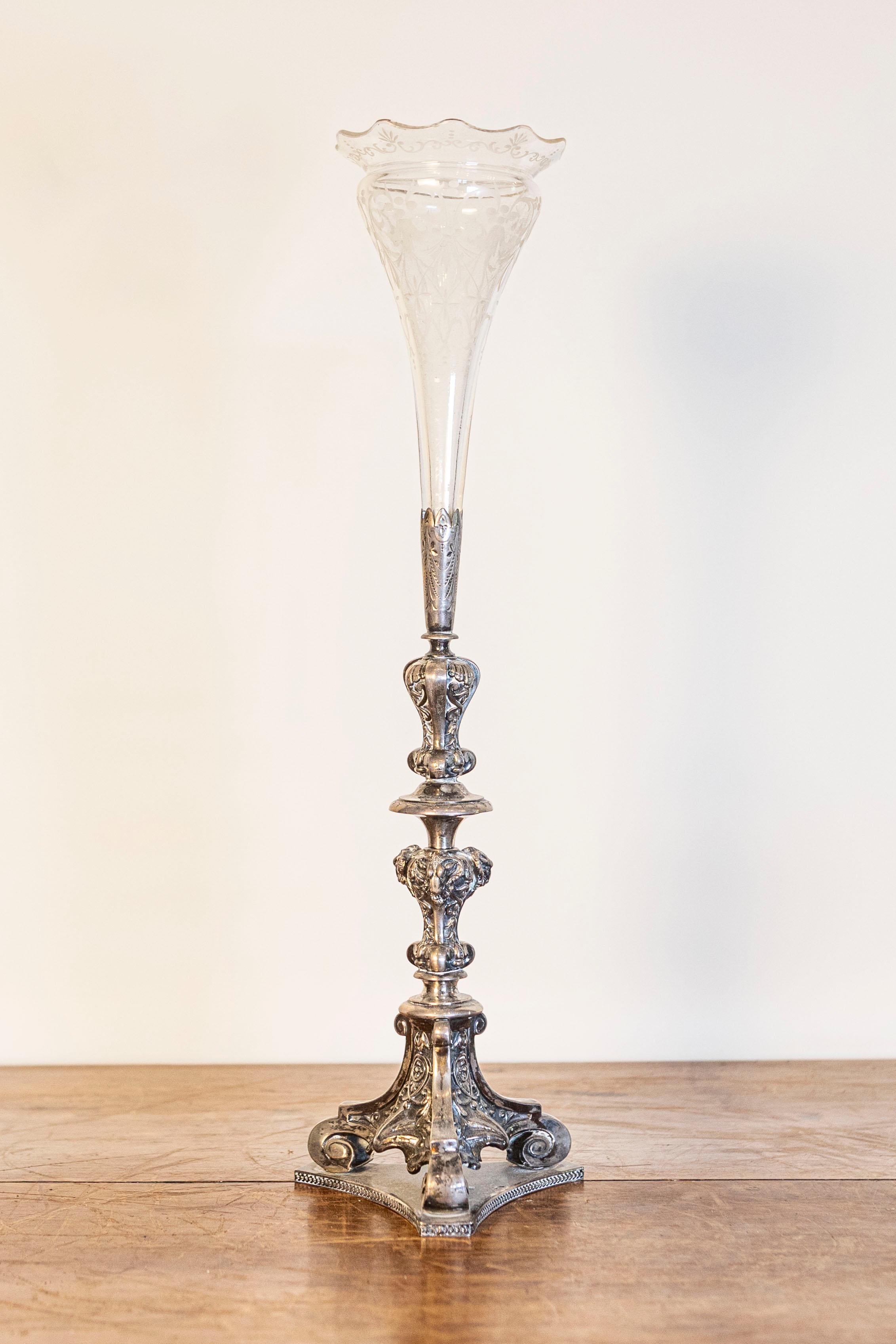 Un'epergna inglese tardo-vittoriana del XIX secolo, con base d'argento e vaso di cristallo. Nato in Inghilterra nella seconda metà del XIX secolo, questo squisito centrotavola presenta un candeliere d'argento di ispirazione rococò con motivi a