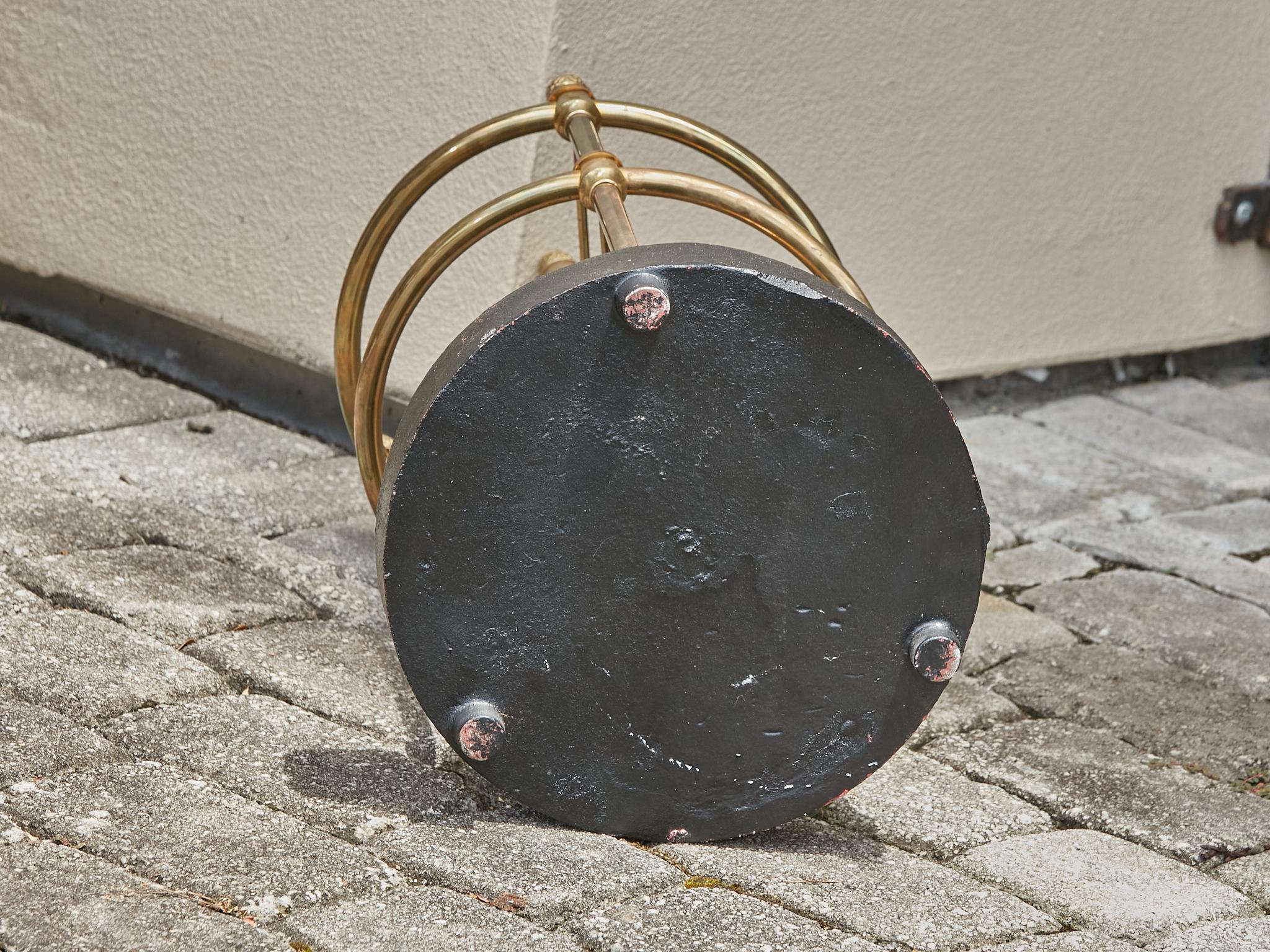 Englischer spätviktorianischer Umbrella Stand aus Messing und Eisen mit Tannenzapfen, 1900er Jahre  im Angebot 2
