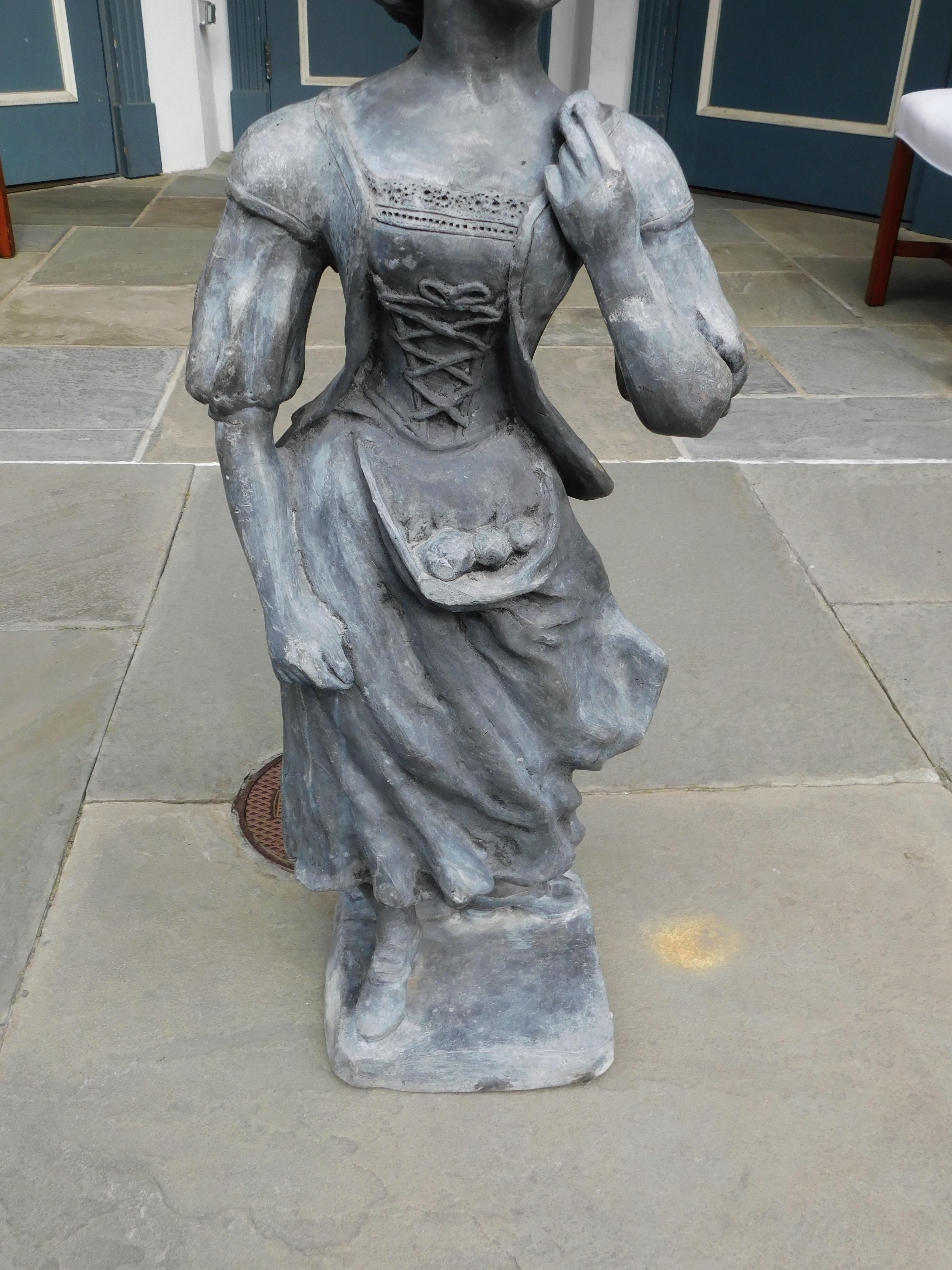 Estatua de plomo inglesa en forma de dama de jardín sobre zócalo cuadrado, hacia 1850 Vaciado en venta