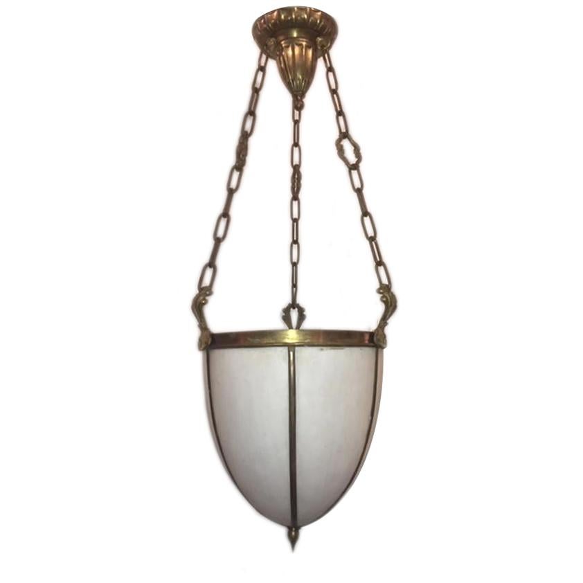Une lanterne anglaise en verre au plomb et bronze des années 1920 avec des lumières intérieures.

Mesures :
Diamètre du corps : 12 pouces
Diamètre total avec matériel : 14