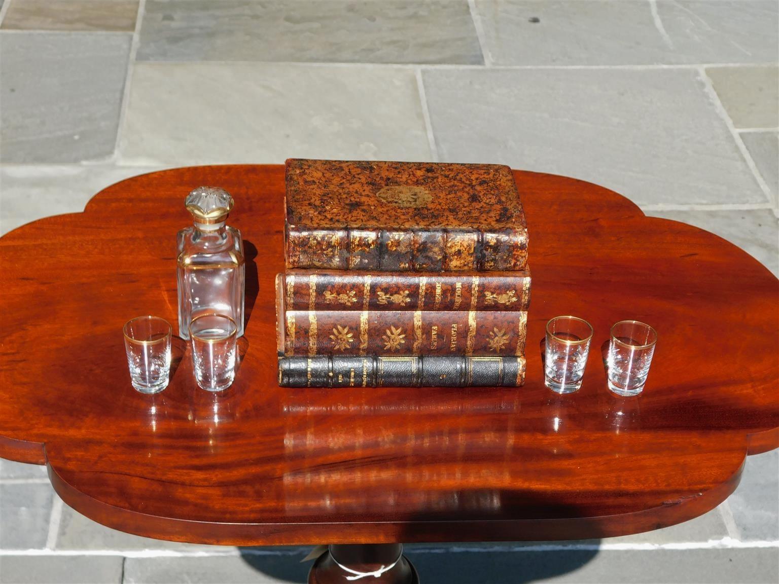 Metà XIX secolo Set di decanter a cerniera in pelle inglese con bottiglia e bicchieri montati, 1850 ca. in vendita