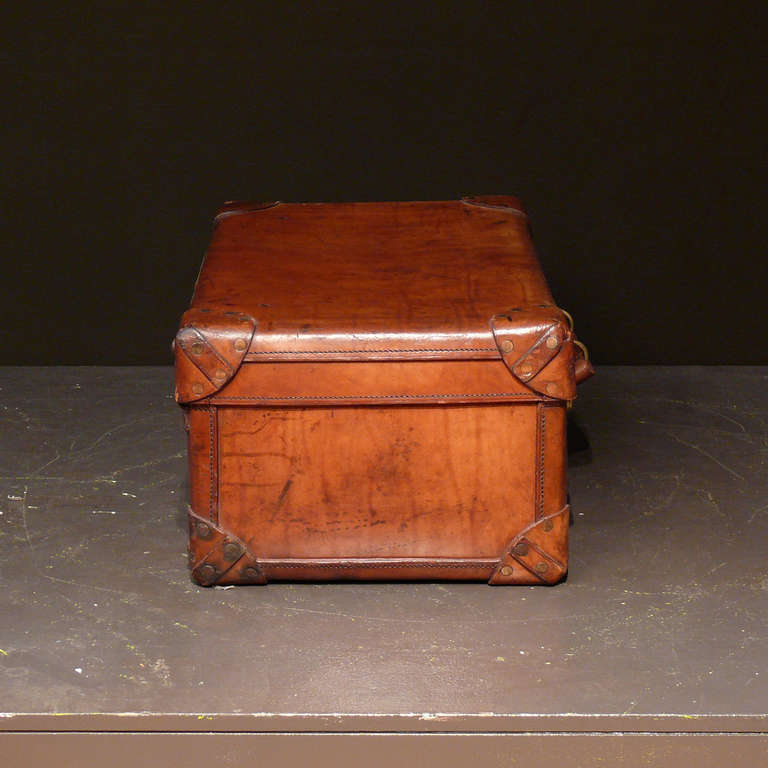 Ein ausgezeichneter englischer Leder-Kofferraum mit originaler Innenausstattung, einschließlich ausklappbarem Tablett. Messingbeschläge und Initialen F.B.T. Hergestellt von Benjamin of Piccadilly London, um 1905.

Abmessungen: 71 cm x 38 cm x 28