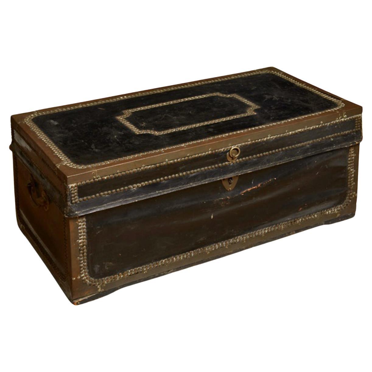 English Leather Bound Campaign Trunk, c. 1820-1830 In Good Condition For Sale In Pasadena, CA