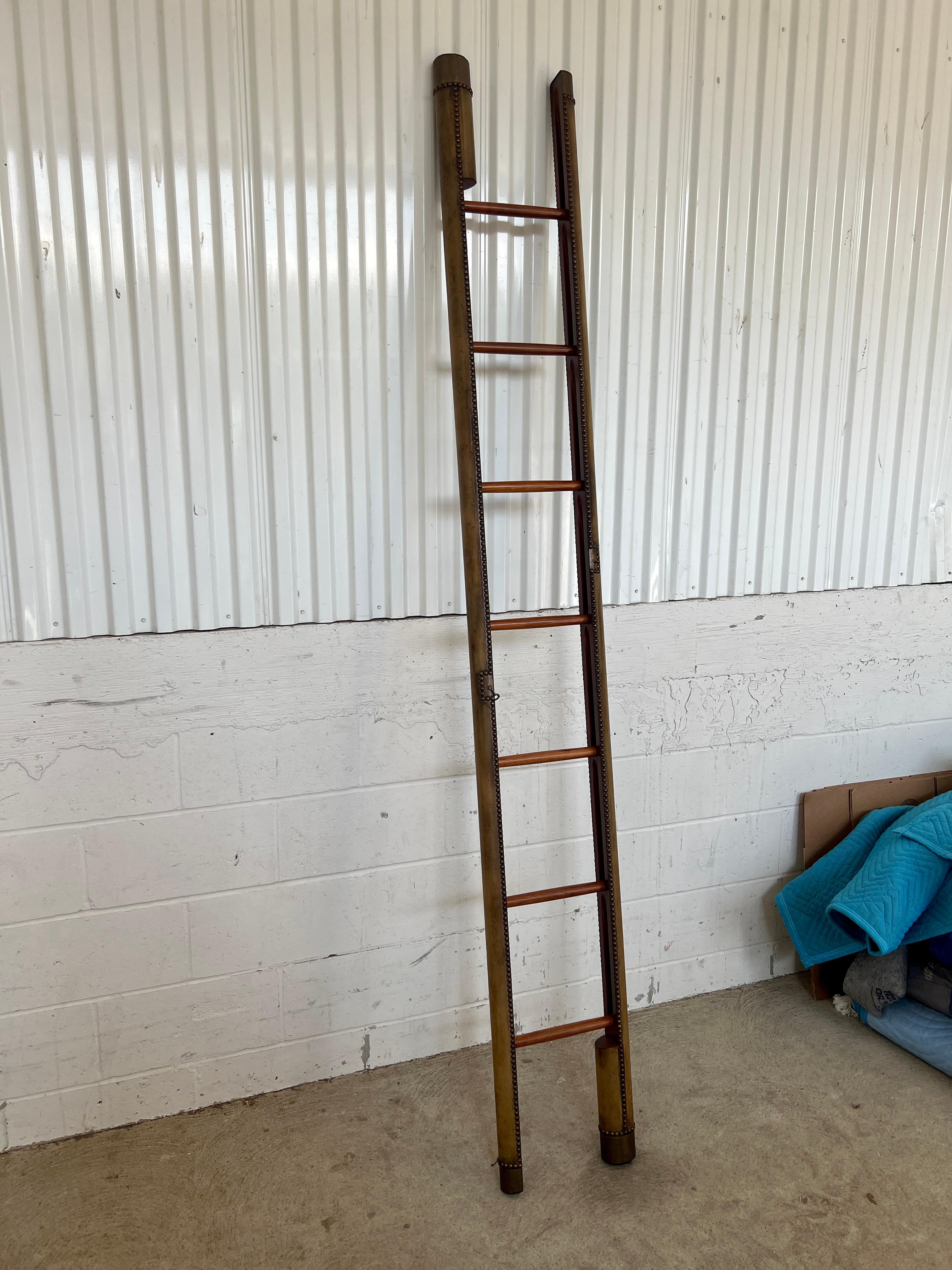 Englisches Leder, Messing & Nagelkopfverzierung Folding Stick Library Ladder (Georgian) im Angebot