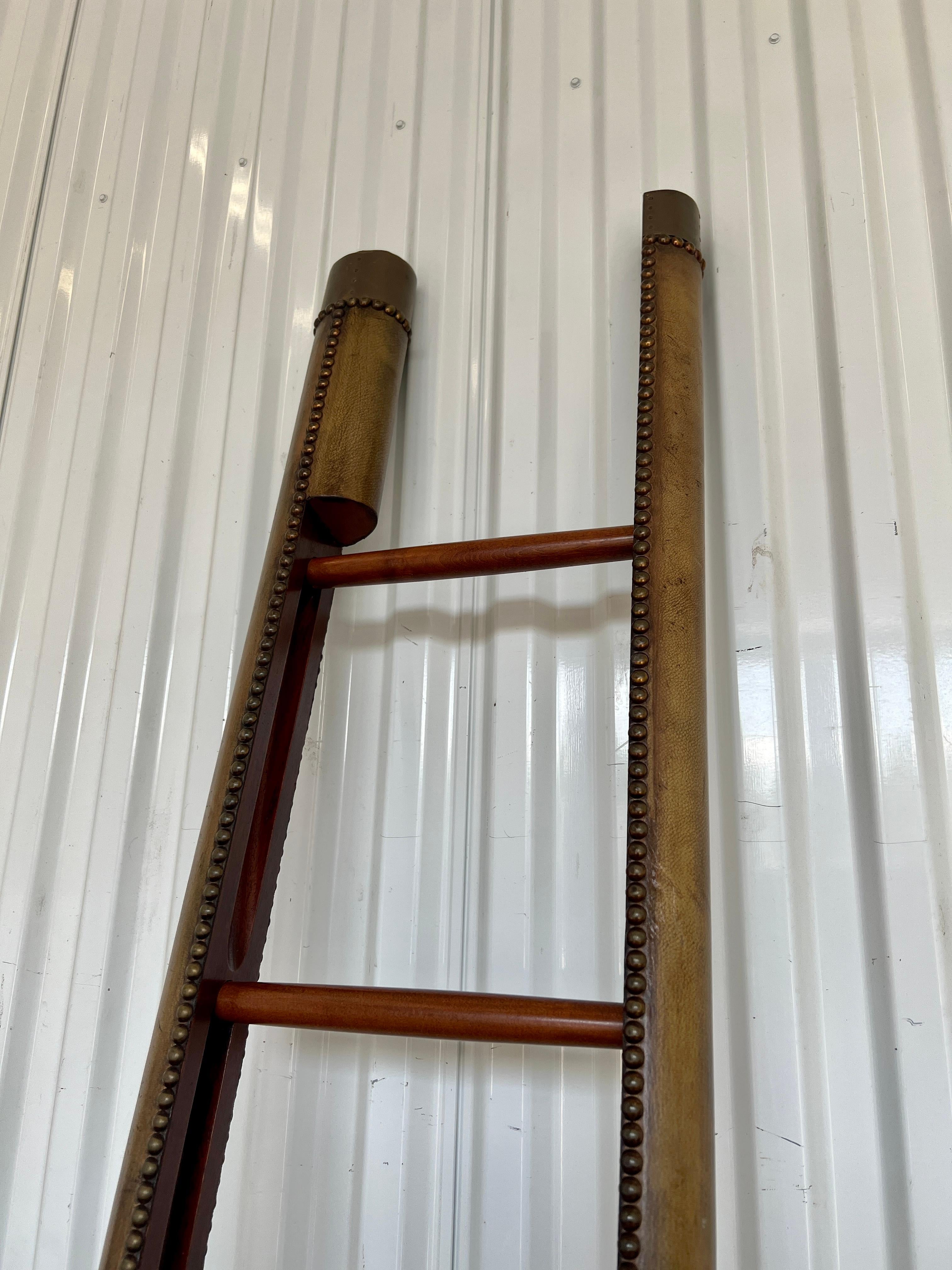 Englisches Leder, Messing & Nagelkopfverzierung Folding Stick Library Ladder im Zustand „Gut“ im Angebot in Atlanta, GA