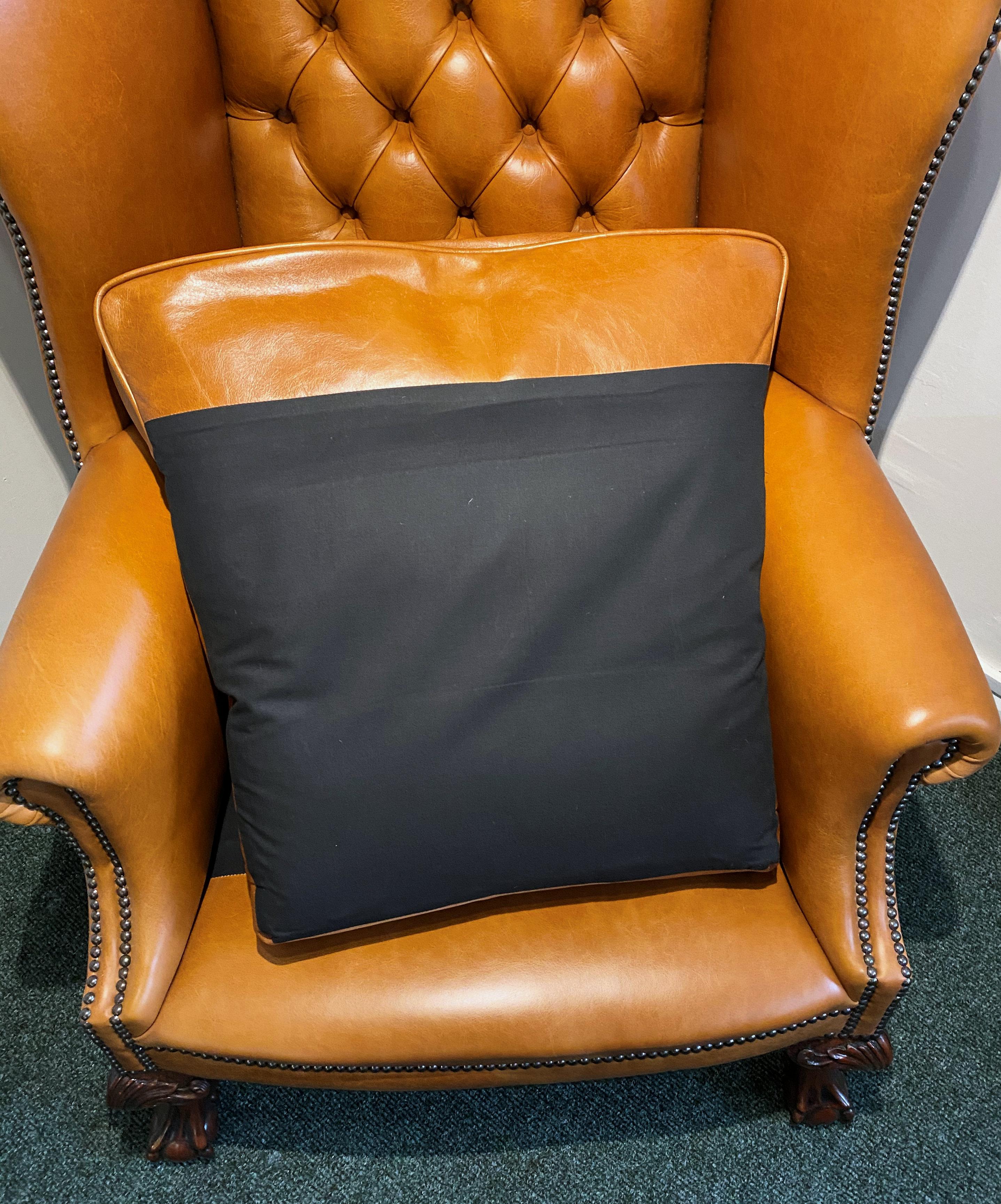 English Leather Buttoned Back Wing Armchair For Sale 5