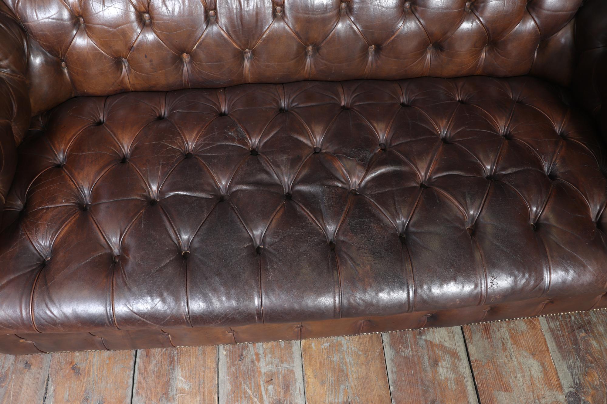 Chesterfield-Sofa aus englischem Leder im Angebot 5