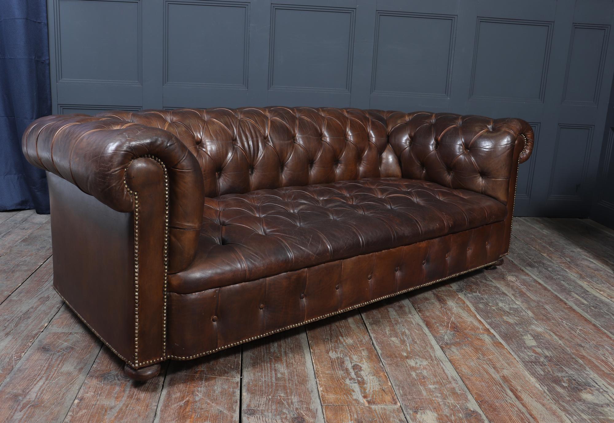 Chesterfield-Sofa aus englischem Leder im Angebot 9
