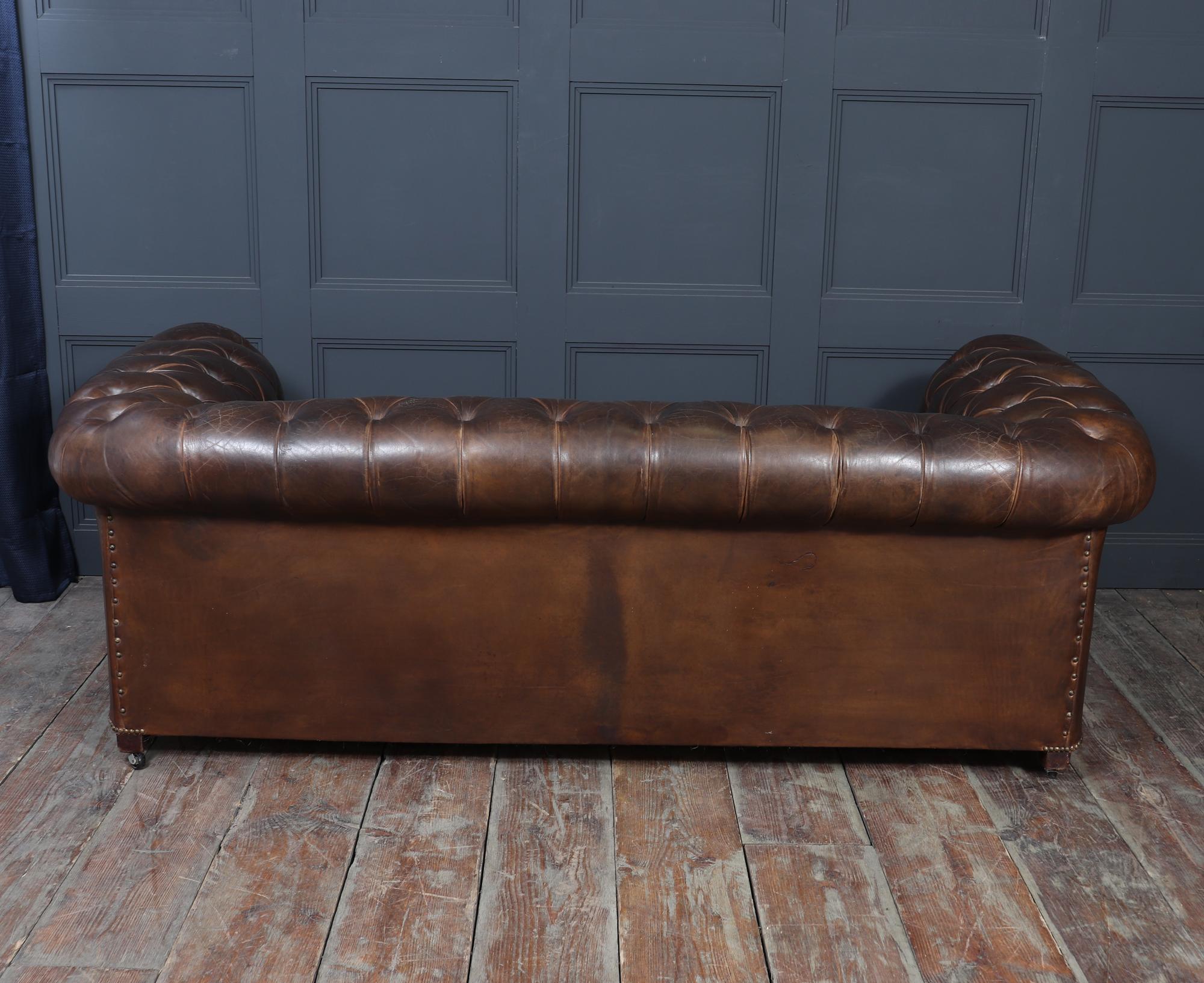 Chesterfield-Sofa aus englischem Leder im Angebot 13