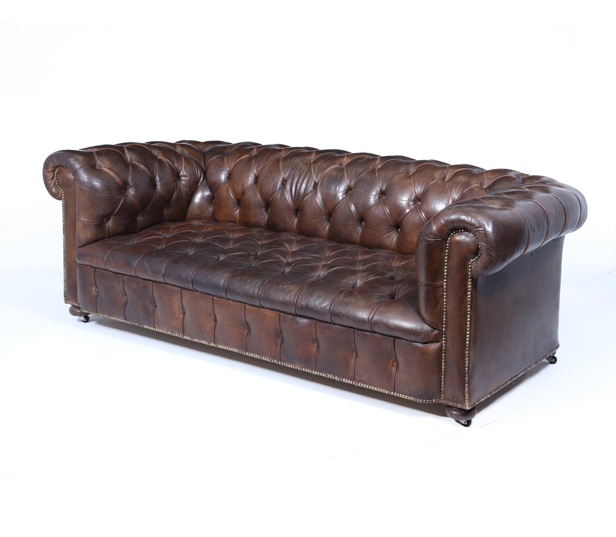 Chesterfield-Sofa aus englischem Leder
Dieses außergewöhnliche Chesterfield-Sofa ist aus hochwertigem, dickem, handgefärbtem Leder gefertigt. Das Design zeichnet sich durch einen klassischen, tief geknöpften Stil aus, der durch Messingnieten ergänzt
